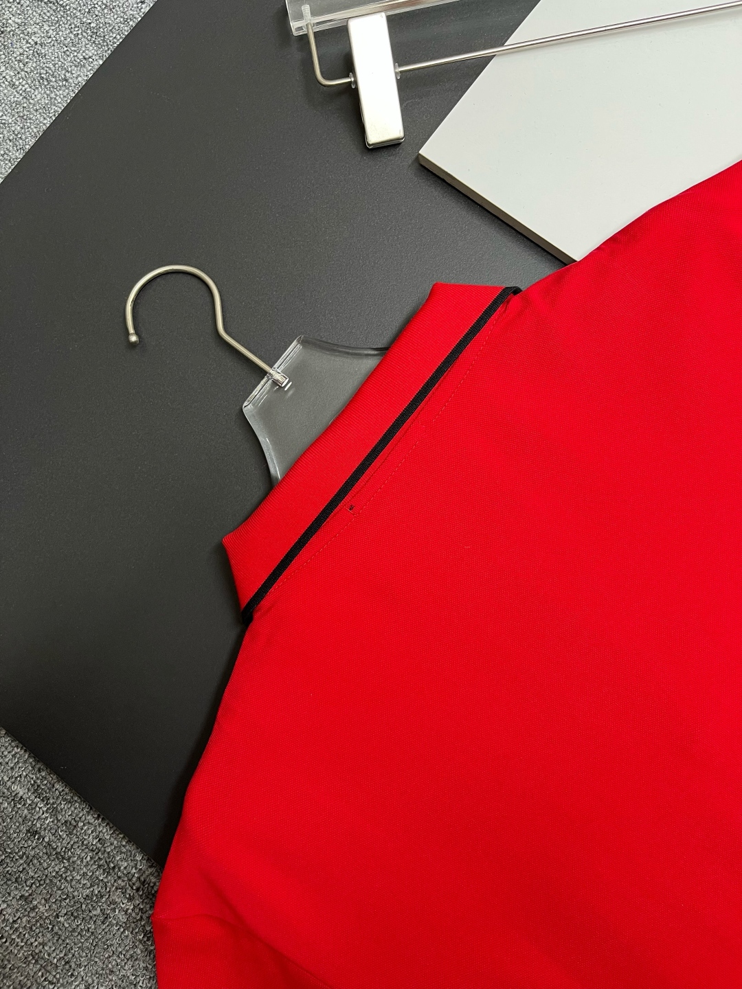 P120
  PRADA 普拉达  V领刺绣新款Polo衫
原版面料 原版订制辅料 官方同款 
采用210克丝光珠地面料，定制 同缸染面料  手感非常舒服爽滑  版型挺阔有型 
一线品牌代工厂出品 进口百灵达刺绣机器 刺绣饱满有质感
衣领袖口罗纹采用进口纱线织造 久穿不变形
春夏最新款式  时尚又个性  超级百搭好看的一款                
男女都非常合适  人手必备款 
颜色: 黑色 白色 红色
尺码：M-3XL