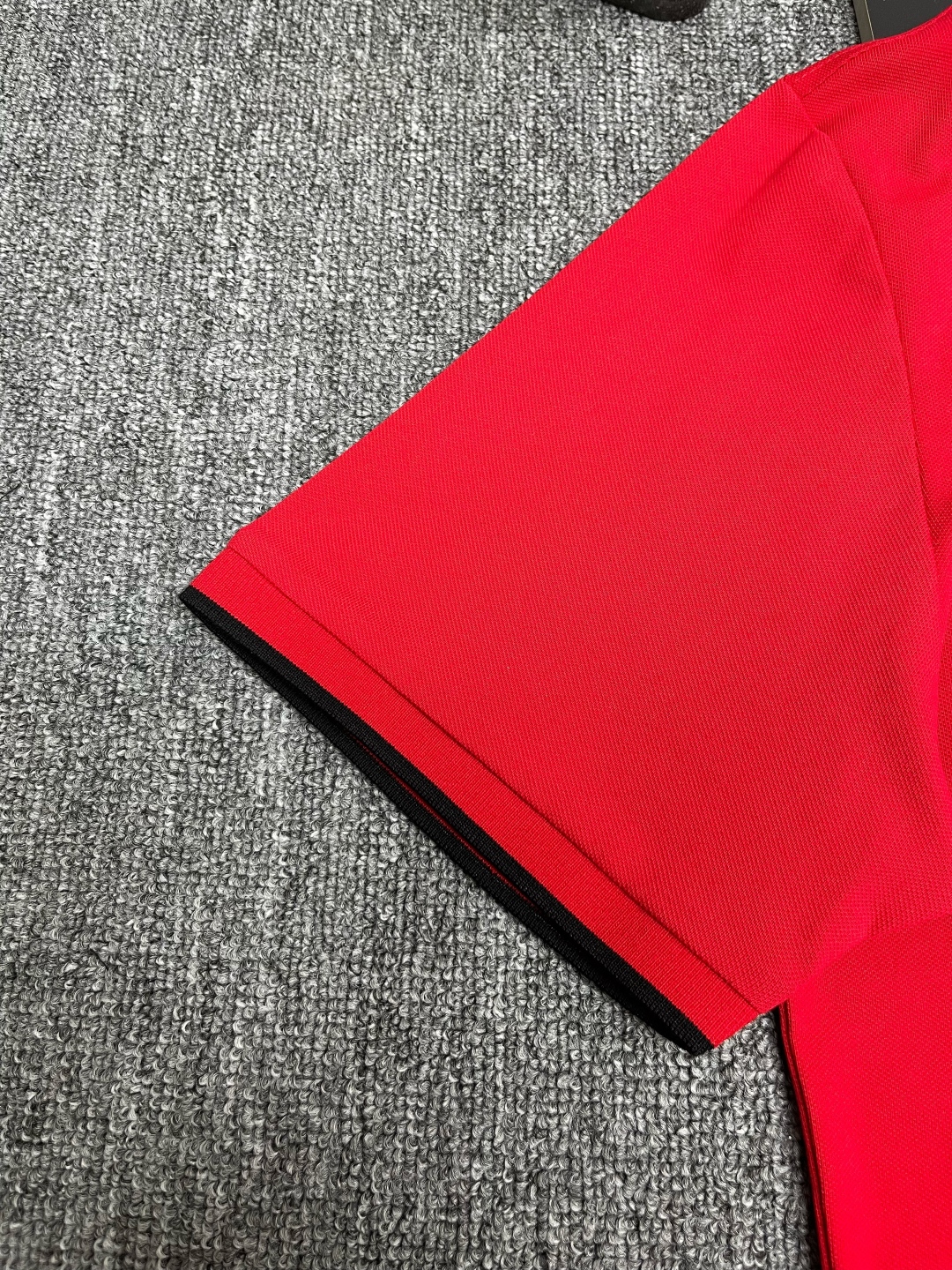 P120
  PRADA 普拉达  V领刺绣新款Polo衫
原版面料 原版订制辅料 官方同款 
采用210克丝光珠地面料，定制 同缸染面料  手感非常舒服爽滑  版型挺阔有型 
一线品牌代工厂出品 进口百灵达刺绣机器 刺绣饱满有质感
衣领袖口罗纹采用进口纱线织造 久穿不变形
春夏最新款式  时尚又个性  超级百搭好看的一款                
男女都非常合适  人手必备款 
颜色: 黑色 白色 红色
尺码：M-3XL