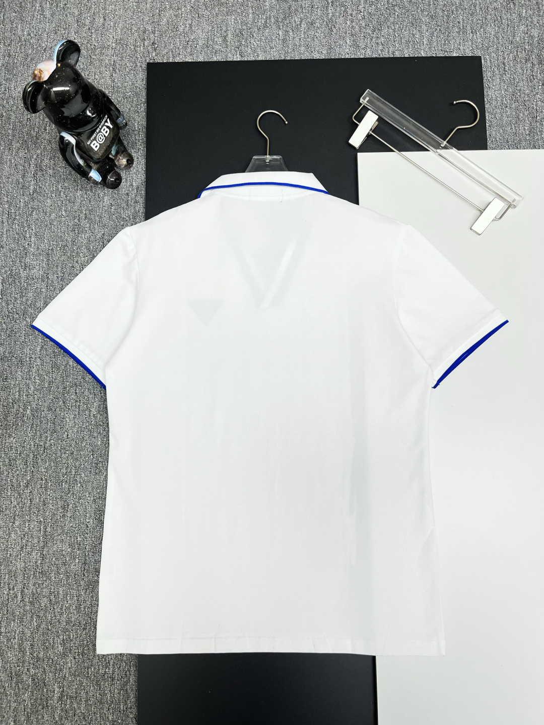 P120
  PRADA 普拉达  V领刺绣新款Polo衫
原版面料 原版订制辅料 官方同款 
采用210克丝光珠地面料，定制 同缸染面料  手感非常舒服爽滑  版型挺阔有型 
一线品牌代工厂出品 进口百灵达刺绣机器 刺绣饱满有质感
衣领袖口罗纹采用进口纱线织造 久穿不变形
春夏最新款式  时尚又个性  超级百搭好看的一款                
男女都非常合适  人手必备款 
颜色: 黑色 白色 红色
尺码：M-3XL