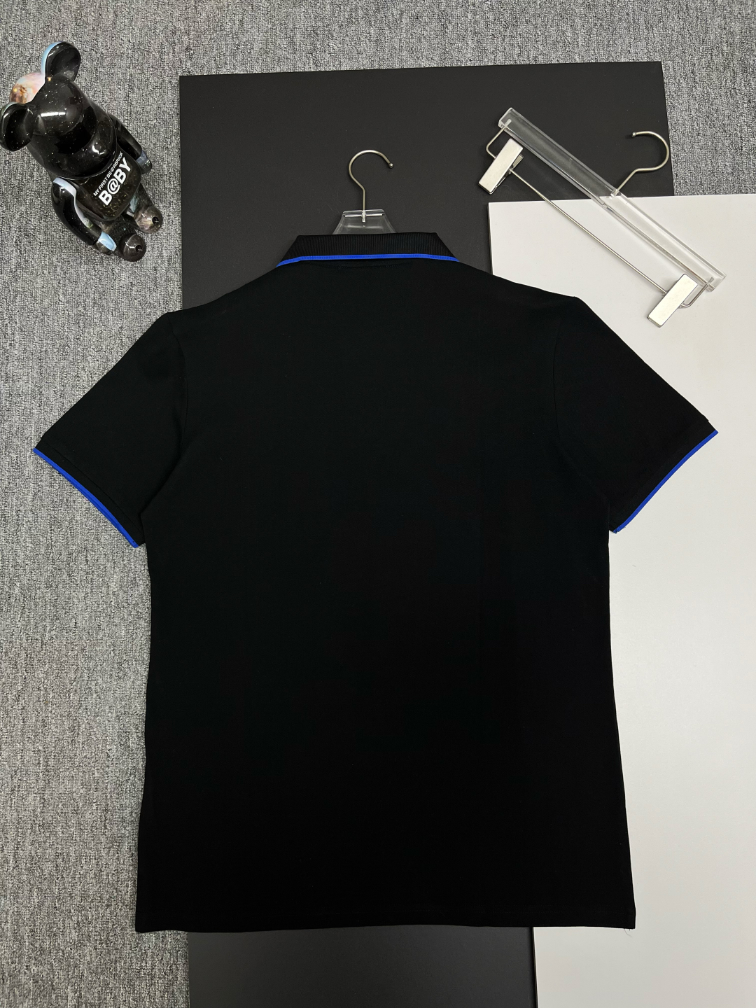 P120
  PRADA 普拉达  V领刺绣新款Polo衫
原版面料 原版订制辅料 官方同款 
采用210克丝光珠地面料，定制 同缸染面料  手感非常舒服爽滑  版型挺阔有型 
一线品牌代工厂出品 进口百灵达刺绣机器 刺绣饱满有质感
衣领袖口罗纹采用进口纱线织造 久穿不变形
春夏最新款式  时尚又个性  超级百搭好看的一款                
男女都非常合适  人手必备款 
颜色: 黑色 白色 红色
尺码：M-3XL