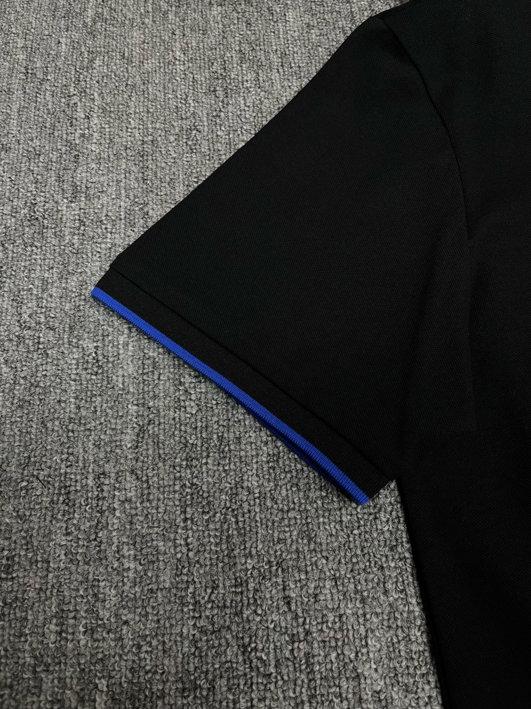 P120
  PRADA 普拉达  V领刺绣新款Polo衫
原版面料 原版订制辅料 官方同款 
采用210克丝光珠地面料，定制 同缸染面料  手感非常舒服爽滑  版型挺阔有型 
一线品牌代工厂出品 进口百灵达刺绣机器 刺绣饱满有质感
衣领袖口罗纹采用进口纱线织造 久穿不变形
春夏最新款式  时尚又个性  超级百搭好看的一款                
男女都非常合适  人手必备款 
颜色: 黑色 白色 红色
尺码：M-3XL