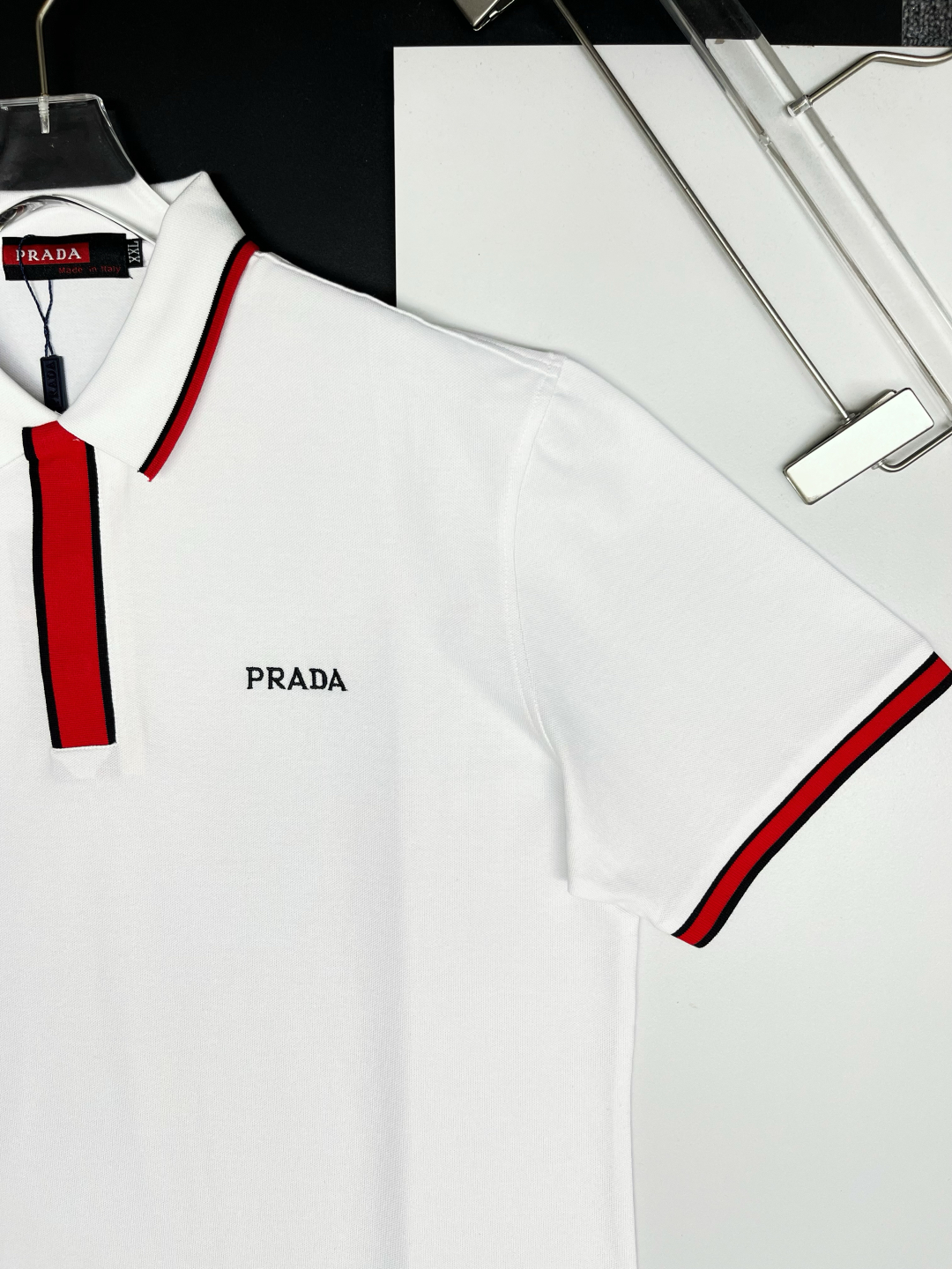 P120
  PRADA 普拉达  刺绣新款Polo衫
原版面料 原版订制辅料 官方同款 
采用210克丝光珠地面料，定制 同缸染面料  手感非常舒服爽滑  版型挺阔有型 
一线品牌代工厂出品 进口百灵达刺绣机器 刺绣饱满有质感
衣领袖口罗纹采用进口纱线织造 久穿不变形
春夏最新款式  时尚又个性  超级百搭好看的一款                
男女都非常合适  人手必备款 
颜色: 黑色 白色 杏色
尺码：M-3XL
