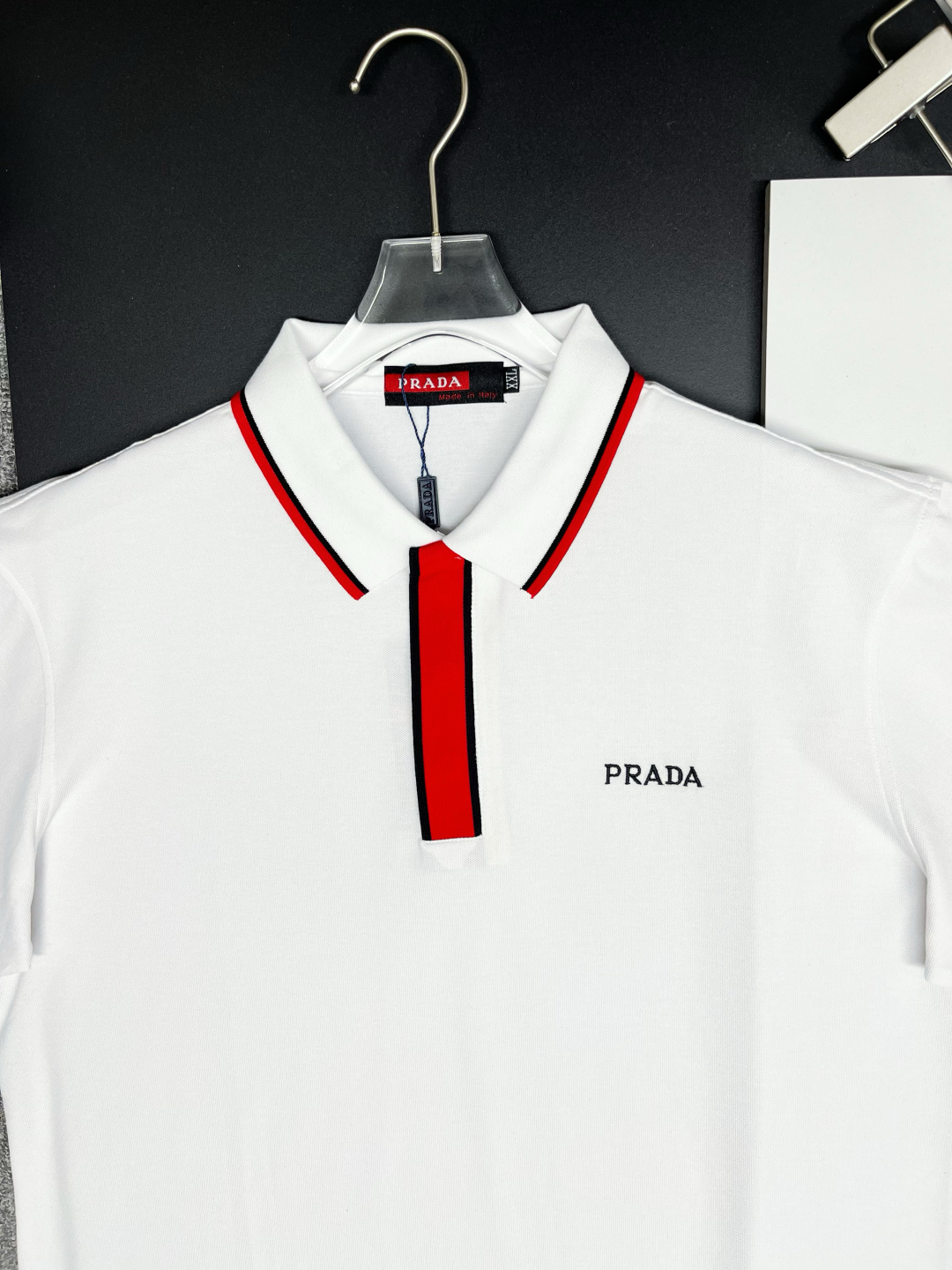 P120
  PRADA 普拉达  刺绣新款Polo衫
原版面料 原版订制辅料 官方同款 
采用210克丝光珠地面料，定制 同缸染面料  手感非常舒服爽滑  版型挺阔有型 
一线品牌代工厂出品 进口百灵达刺绣机器 刺绣饱满有质感
衣领袖口罗纹采用进口纱线织造 久穿不变形
春夏最新款式  时尚又个性  超级百搭好看的一款                
男女都非常合适  人手必备款 
颜色: 黑色 白色 杏色
尺码：M-3XL