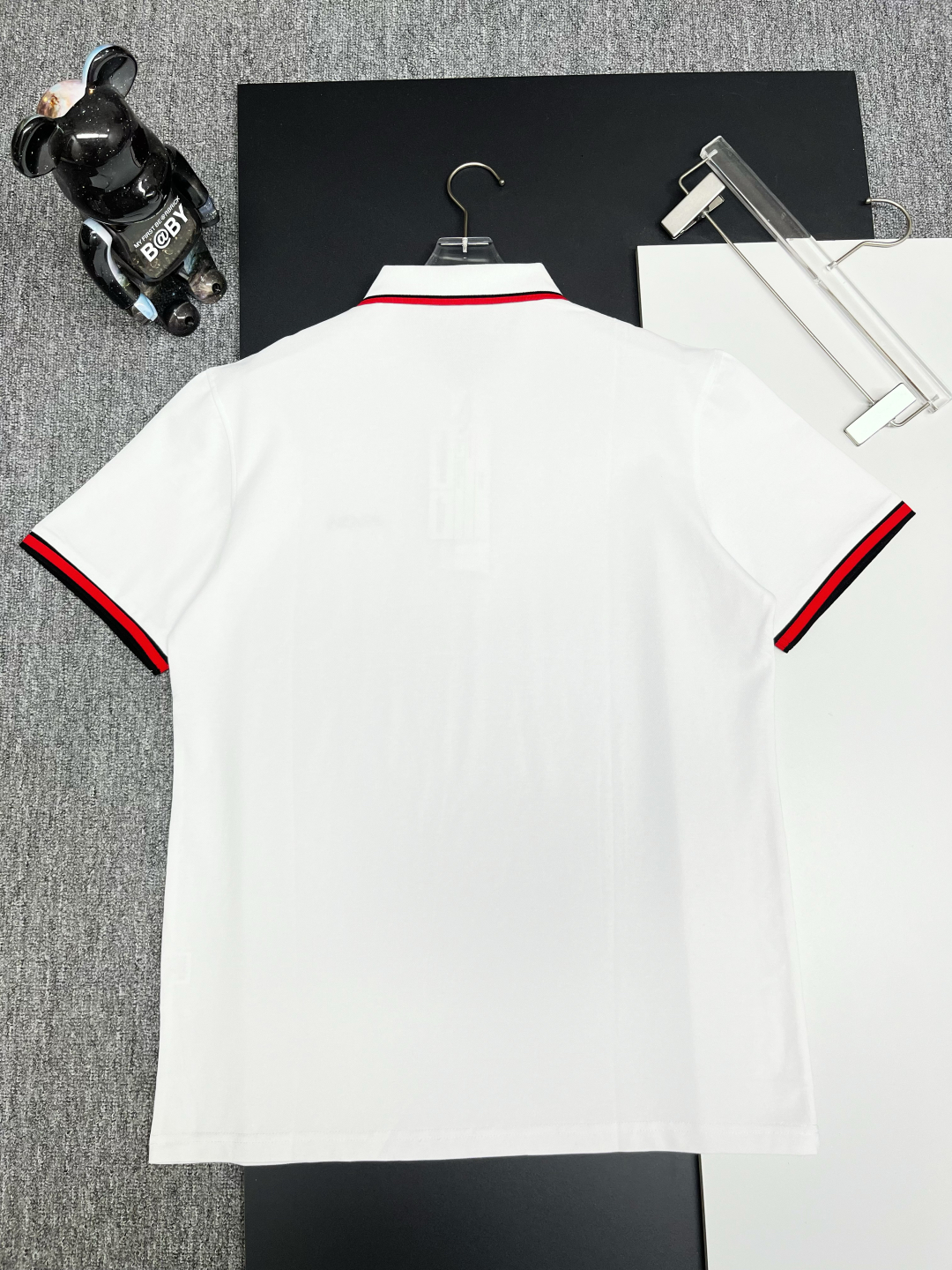 P120
  PRADA 普拉达  刺绣新款Polo衫
原版面料 原版订制辅料 官方同款 
采用210克丝光珠地面料，定制 同缸染面料  手感非常舒服爽滑  版型挺阔有型 
一线品牌代工厂出品 进口百灵达刺绣机器 刺绣饱满有质感
衣领袖口罗纹采用进口纱线织造 久穿不变形
春夏最新款式  时尚又个性  超级百搭好看的一款                
男女都非常合适  人手必备款 
颜色: 黑色 白色 杏色
尺码：M-3XL