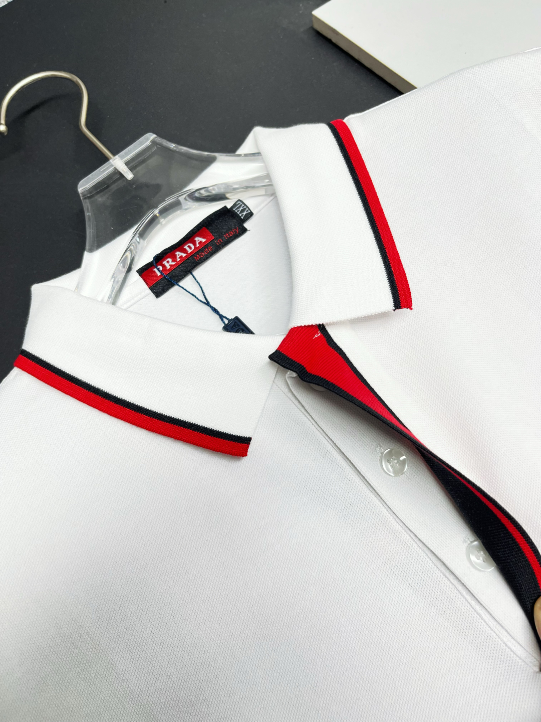 P120
  PRADA 普拉达  刺绣新款Polo衫
原版面料 原版订制辅料 官方同款 
采用210克丝光珠地面料，定制 同缸染面料  手感非常舒服爽滑  版型挺阔有型 
一线品牌代工厂出品 进口百灵达刺绣机器 刺绣饱满有质感
衣领袖口罗纹采用进口纱线织造 久穿不变形
春夏最新款式  时尚又个性  超级百搭好看的一款                
男女都非常合适  人手必备款 
颜色: 黑色 白色 杏色
尺码：M-3XL