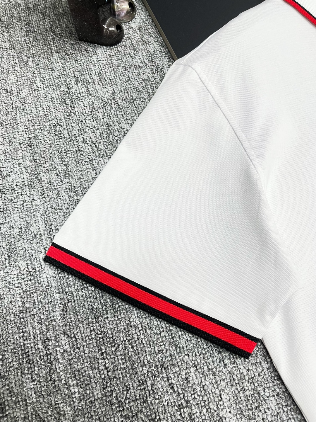 P120
  PRADA 普拉达  刺绣新款Polo衫
原版面料 原版订制辅料 官方同款 
采用210克丝光珠地面料，定制 同缸染面料  手感非常舒服爽滑  版型挺阔有型 
一线品牌代工厂出品 进口百灵达刺绣机器 刺绣饱满有质感
衣领袖口罗纹采用进口纱线织造 久穿不变形
春夏最新款式  时尚又个性  超级百搭好看的一款                
男女都非常合适  人手必备款 
颜色: 黑色 白色 杏色
尺码：M-3XL