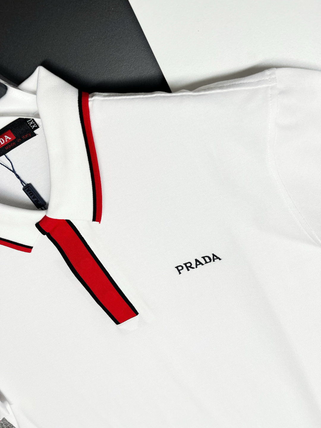 P120
  PRADA 普拉达  刺绣新款Polo衫
原版面料 原版订制辅料 官方同款 
采用210克丝光珠地面料，定制 同缸染面料  手感非常舒服爽滑  版型挺阔有型 
一线品牌代工厂出品 进口百灵达刺绣机器 刺绣饱满有质感
衣领袖口罗纹采用进口纱线织造 久穿不变形
春夏最新款式  时尚又个性  超级百搭好看的一款                
男女都非常合适  人手必备款 
颜色: 黑色 白色 杏色
尺码：M-3XL