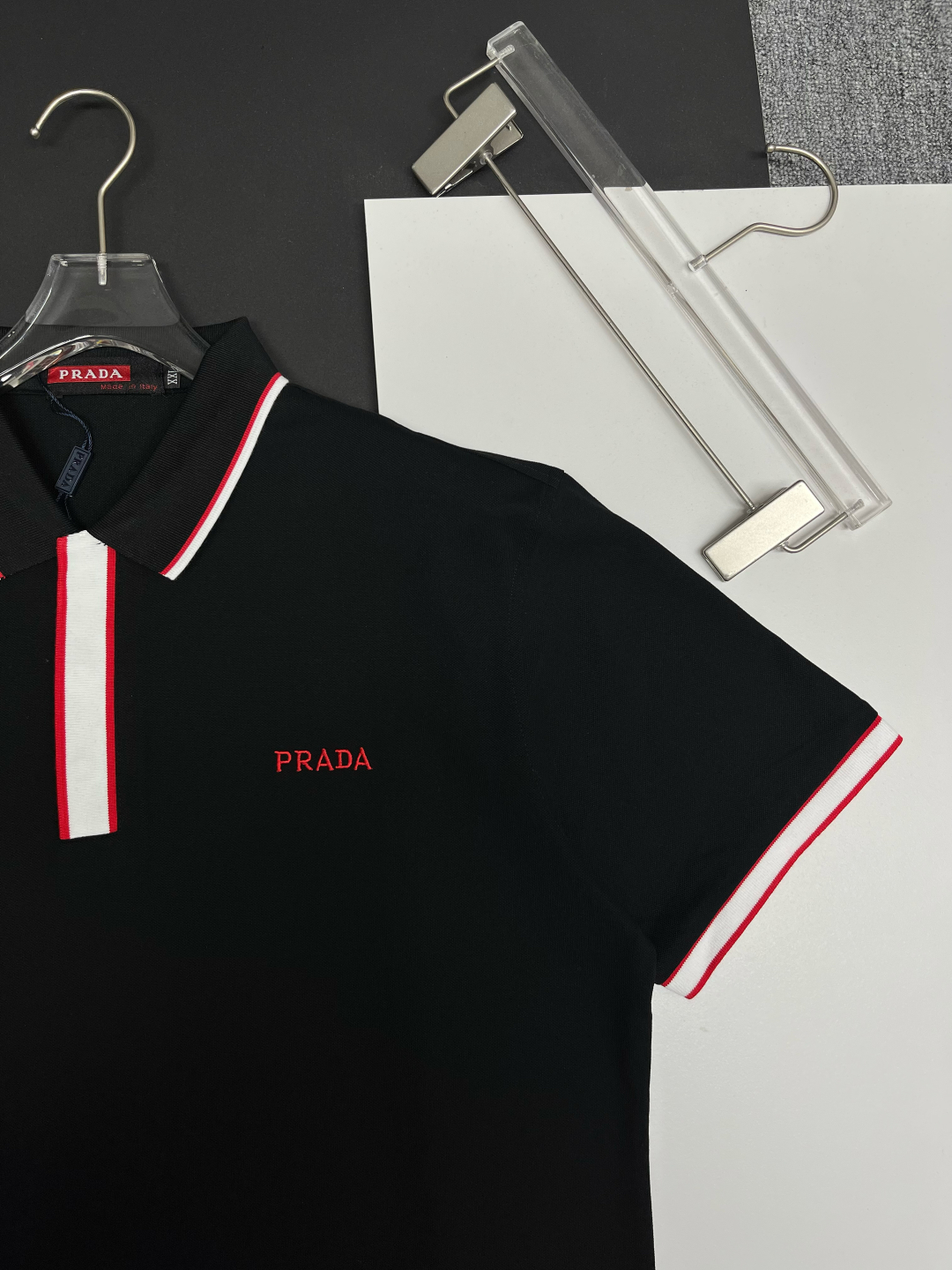 P120
  PRADA 普拉达  刺绣新款Polo衫
原版面料 原版订制辅料 官方同款 
采用210克丝光珠地面料，定制 同缸染面料  手感非常舒服爽滑  版型挺阔有型 
一线品牌代工厂出品 进口百灵达刺绣机器 刺绣饱满有质感
衣领袖口罗纹采用进口纱线织造 久穿不变形
春夏最新款式  时尚又个性  超级百搭好看的一款                
男女都非常合适  人手必备款 
颜色: 黑色 白色 杏色
尺码：M-3XL
