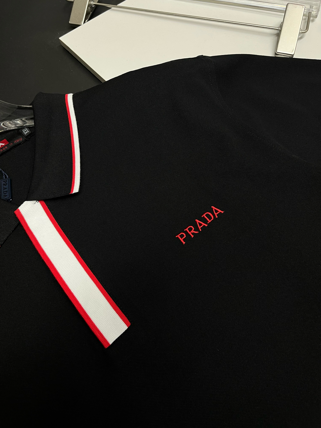 P120
  PRADA 普拉达  刺绣新款Polo衫
原版面料 原版订制辅料 官方同款 
采用210克丝光珠地面料，定制 同缸染面料  手感非常舒服爽滑  版型挺阔有型 
一线品牌代工厂出品 进口百灵达刺绣机器 刺绣饱满有质感
衣领袖口罗纹采用进口纱线织造 久穿不变形
春夏最新款式  时尚又个性  超级百搭好看的一款                
男女都非常合适  人手必备款 
颜色: 黑色 白色 杏色
尺码：M-3XL