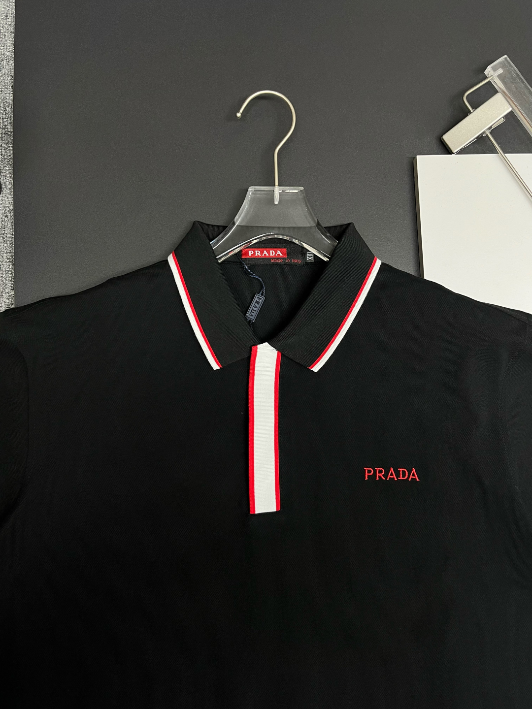 P120
  PRADA 普拉达  刺绣新款Polo衫
原版面料 原版订制辅料 官方同款 
采用210克丝光珠地面料，定制 同缸染面料  手感非常舒服爽滑  版型挺阔有型 
一线品牌代工厂出品 进口百灵达刺绣机器 刺绣饱满有质感
衣领袖口罗纹采用进口纱线织造 久穿不变形
春夏最新款式  时尚又个性  超级百搭好看的一款                
男女都非常合适  人手必备款 
颜色: 黑色 白色 杏色
尺码：M-3XL