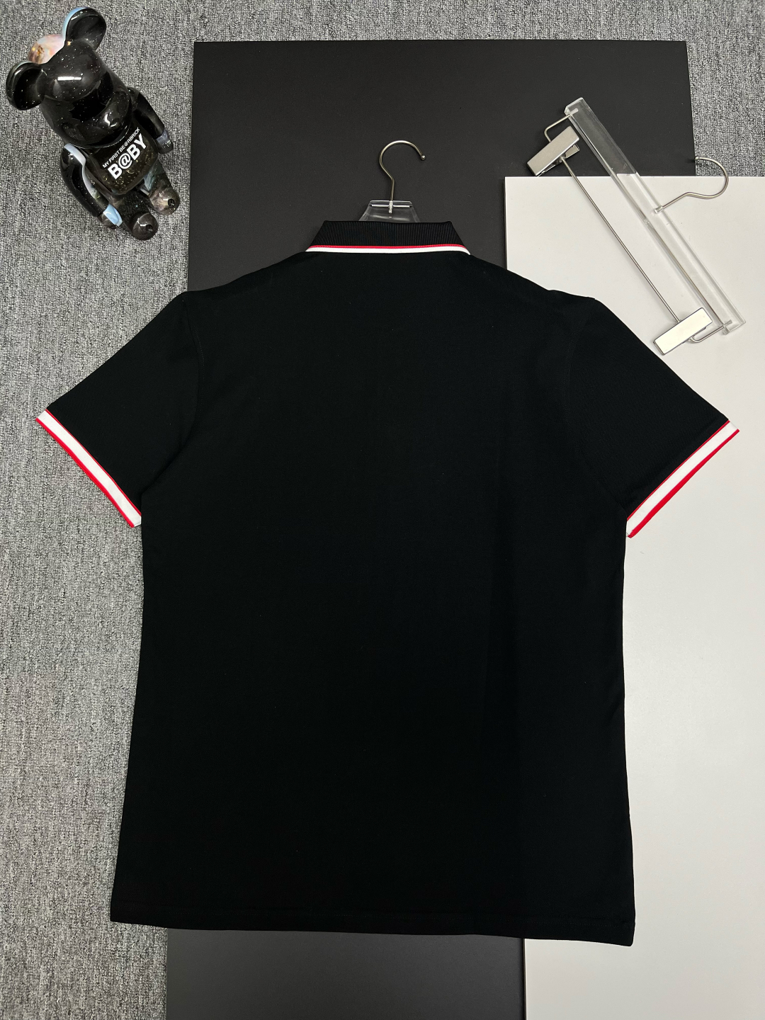 P120
  PRADA 普拉达  刺绣新款Polo衫
原版面料 原版订制辅料 官方同款 
采用210克丝光珠地面料，定制 同缸染面料  手感非常舒服爽滑  版型挺阔有型 
一线品牌代工厂出品 进口百灵达刺绣机器 刺绣饱满有质感
衣领袖口罗纹采用进口纱线织造 久穿不变形
春夏最新款式  时尚又个性  超级百搭好看的一款                
男女都非常合适  人手必备款 
颜色: 黑色 白色 杏色
尺码：M-3XL