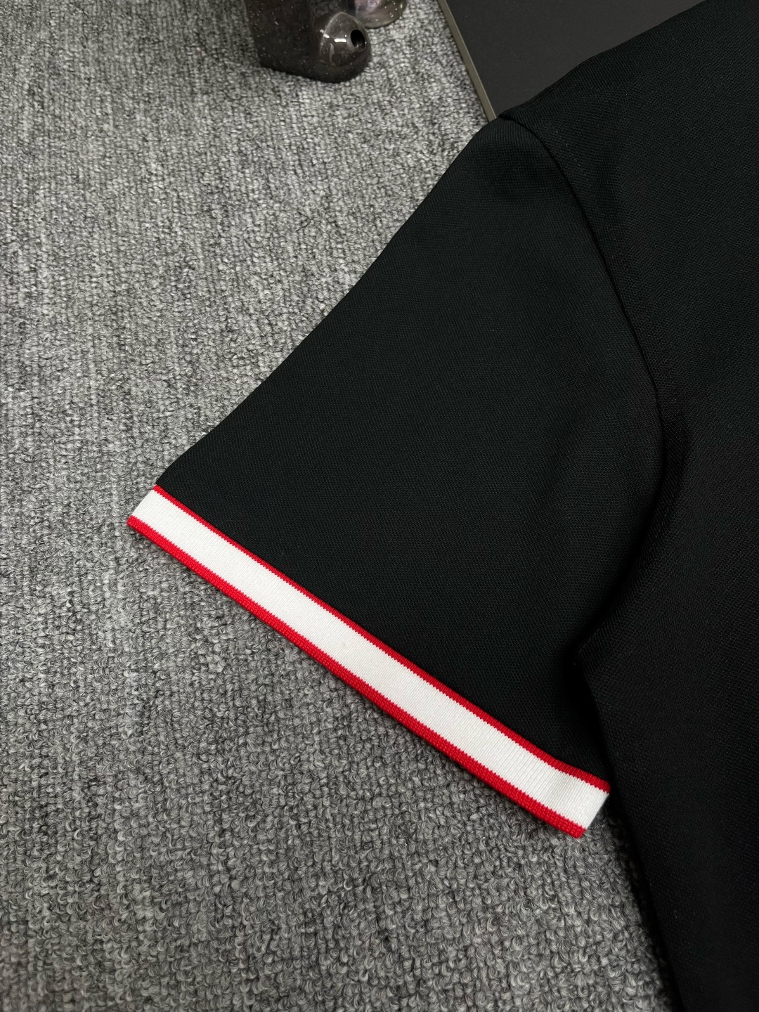 P120
  PRADA 普拉达  刺绣新款Polo衫
原版面料 原版订制辅料 官方同款 
采用210克丝光珠地面料，定制 同缸染面料  手感非常舒服爽滑  版型挺阔有型 
一线品牌代工厂出品 进口百灵达刺绣机器 刺绣饱满有质感
衣领袖口罗纹采用进口纱线织造 久穿不变形
春夏最新款式  时尚又个性  超级百搭好看的一款                
男女都非常合适  人手必备款 
颜色: 黑色 白色 杏色
尺码：M-3XL