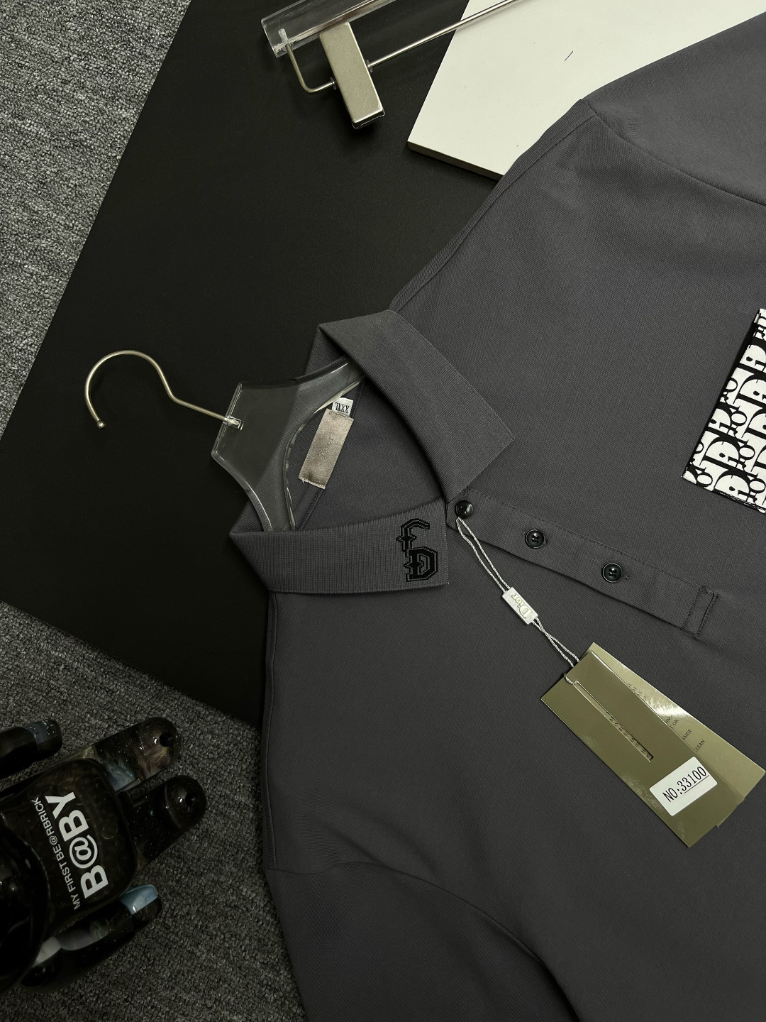 P120
  DIOR 迪奥 口袋新款Polo衫
原版面料 原版订制辅料 官方同款 
采用210克丝光珠地面料，定制 同缸染面料  手感非常舒服爽滑  版型挺阔有型 
一线品牌代工厂出品 进口百灵达刺绣机器 刺绣饱满有质感
衣领袖口罗纹采用进口纱线织造 久穿不变形
春夏最新款式  时尚又个性  超级百搭好看的一款                
男女都非常合适  人手必备款 
颜色: 黑色 白色 灰色
尺码：M-3XL