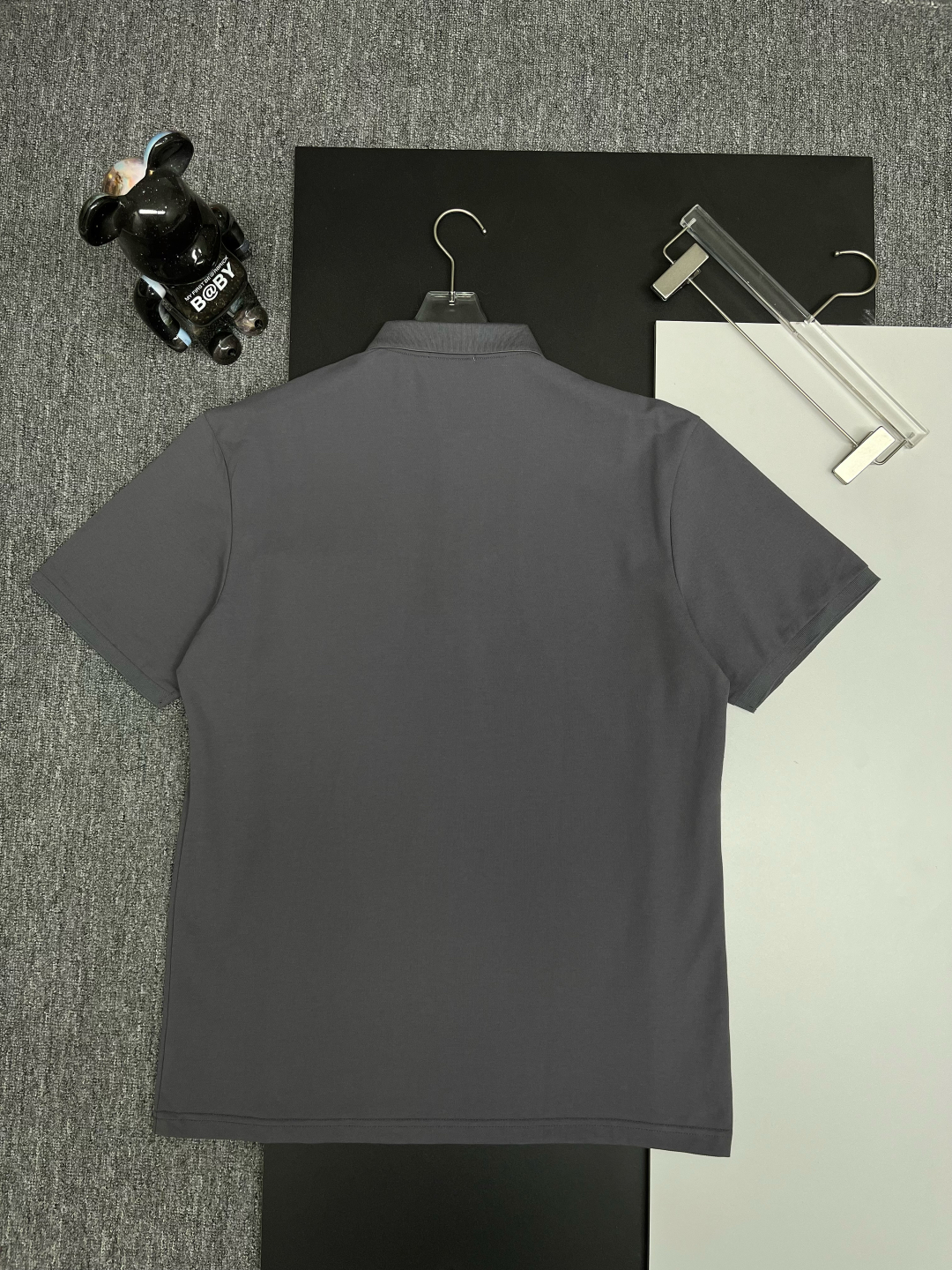 P120
  DIOR 迪奥 口袋新款Polo衫
原版面料 原版订制辅料 官方同款 
采用210克丝光珠地面料，定制 同缸染面料  手感非常舒服爽滑  版型挺阔有型 
一线品牌代工厂出品 进口百灵达刺绣机器 刺绣饱满有质感
衣领袖口罗纹采用进口纱线织造 久穿不变形
春夏最新款式  时尚又个性  超级百搭好看的一款                
男女都非常合适  人手必备款 
颜色: 黑色 白色 灰色
尺码：M-3XL