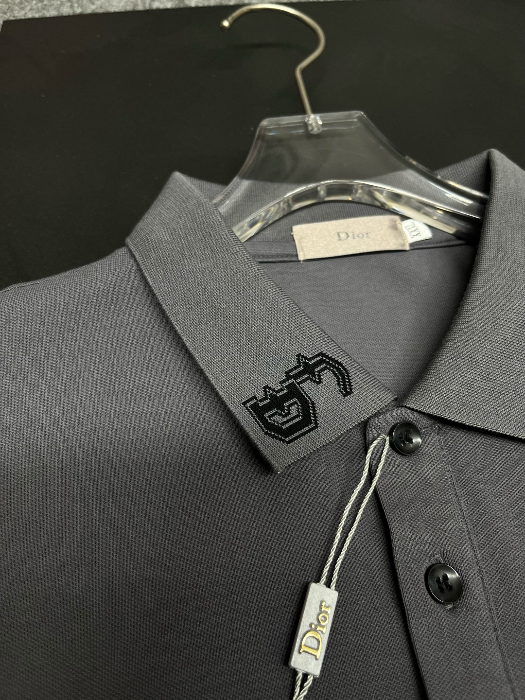 P120
  DIOR 迪奥 口袋新款Polo衫
原版面料 原版订制辅料 官方同款 
采用210克丝光珠地面料，定制 同缸染面料  手感非常舒服爽滑  版型挺阔有型 
一线品牌代工厂出品 进口百灵达刺绣机器 刺绣饱满有质感
衣领袖口罗纹采用进口纱线织造 久穿不变形
春夏最新款式  时尚又个性  超级百搭好看的一款                
男女都非常合适  人手必备款 
颜色: 黑色 白色 灰色
尺码：M-3XL