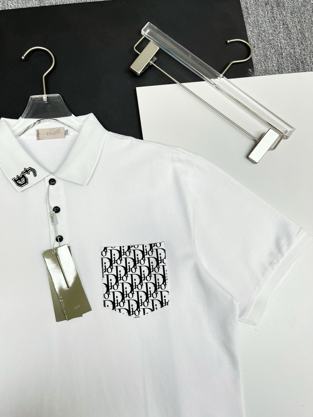 P120
  DIOR 迪奥 口袋新款Polo衫
原版面料 原版订制辅料 官方同款 
采用210克丝光珠地面料，定制 同缸染面料  手感非常舒服爽滑  版型挺阔有型 
一线品牌代工厂出品 进口百灵达刺绣机器 刺绣饱满有质感
衣领袖口罗纹采用进口纱线织造 久穿不变形
春夏最新款式  时尚又个性  超级百搭好看的一款                
男女都非常合适  人手必备款 
颜色: 黑色 白色 灰色
尺码：M-3XL