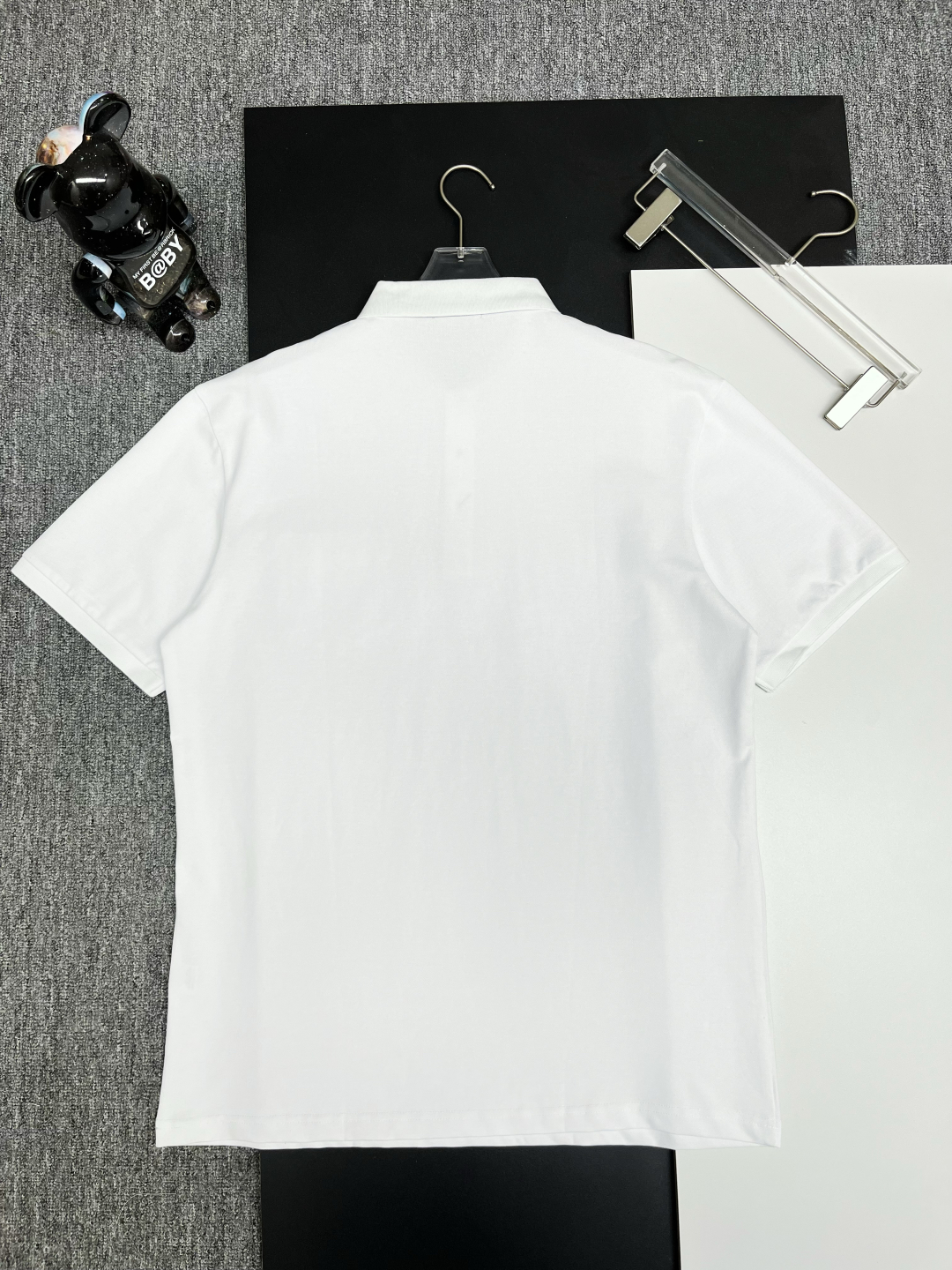 P120
  DIOR 迪奥 口袋新款Polo衫
原版面料 原版订制辅料 官方同款 
采用210克丝光珠地面料，定制 同缸染面料  手感非常舒服爽滑  版型挺阔有型 
一线品牌代工厂出品 进口百灵达刺绣机器 刺绣饱满有质感
衣领袖口罗纹采用进口纱线织造 久穿不变形
春夏最新款式  时尚又个性  超级百搭好看的一款                
男女都非常合适  人手必备款 
颜色: 黑色 白色 灰色
尺码：M-3XL