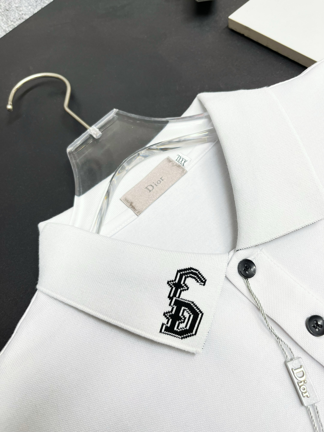 P120
  DIOR 迪奥 口袋新款Polo衫
原版面料 原版订制辅料 官方同款 
采用210克丝光珠地面料，定制 同缸染面料  手感非常舒服爽滑  版型挺阔有型 
一线品牌代工厂出品 进口百灵达刺绣机器 刺绣饱满有质感
衣领袖口罗纹采用进口纱线织造 久穿不变形
春夏最新款式  时尚又个性  超级百搭好看的一款                
男女都非常合适  人手必备款 
颜色: 黑色 白色 灰色
尺码：M-3XL