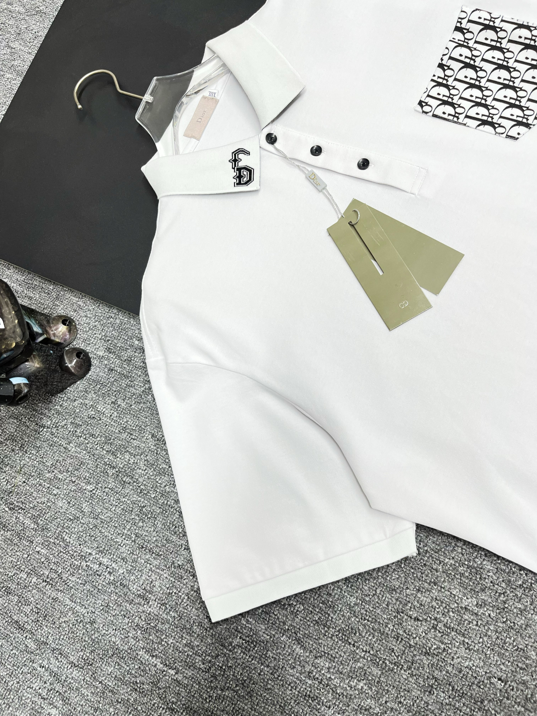 P120
  DIOR 迪奥 口袋新款Polo衫
原版面料 原版订制辅料 官方同款 
采用210克丝光珠地面料，定制 同缸染面料  手感非常舒服爽滑  版型挺阔有型 
一线品牌代工厂出品 进口百灵达刺绣机器 刺绣饱满有质感
衣领袖口罗纹采用进口纱线织造 久穿不变形
春夏最新款式  时尚又个性  超级百搭好看的一款                
男女都非常合适  人手必备款 
颜色: 黑色 白色 灰色
尺码：M-3XL