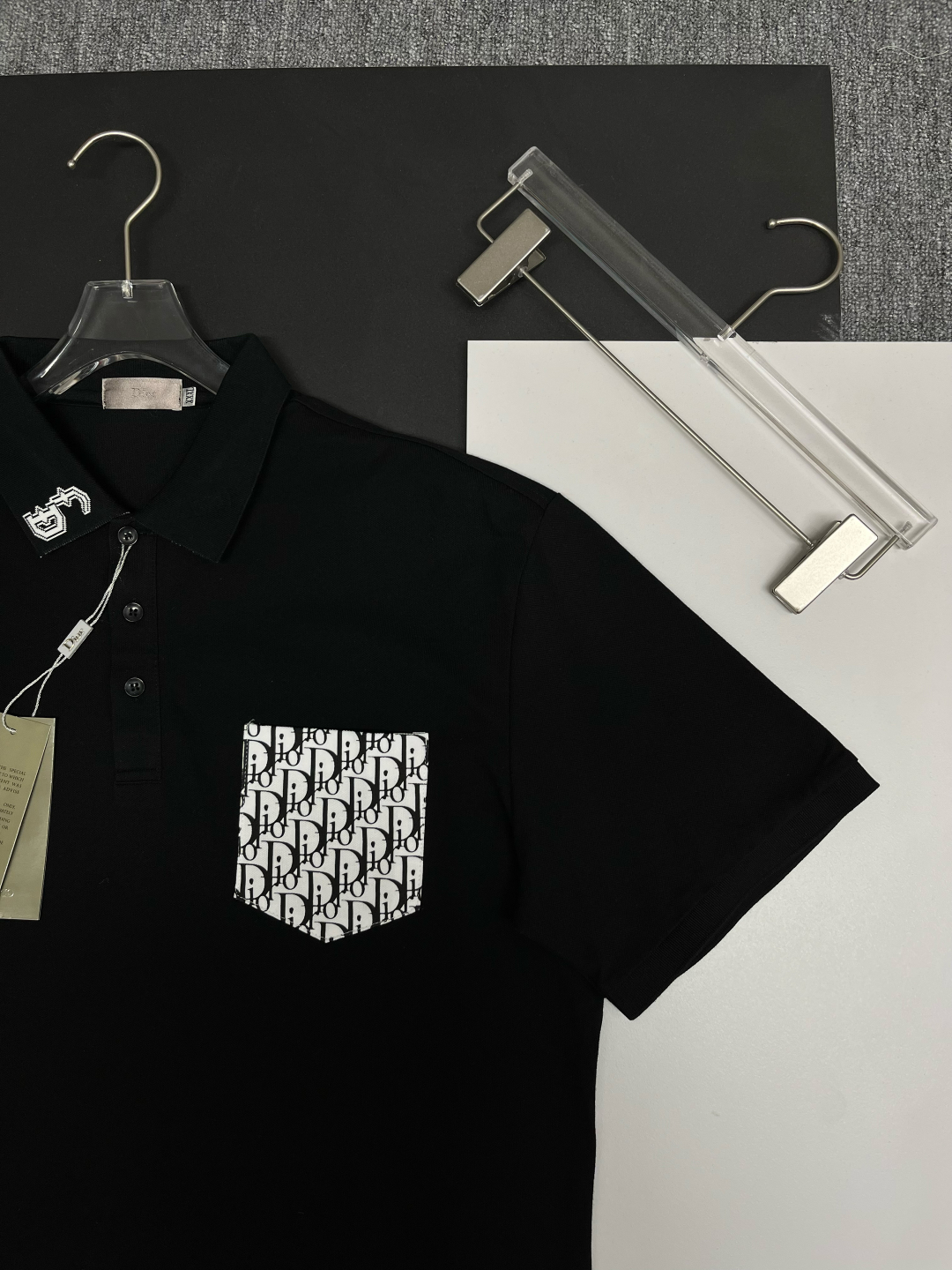 P120
  DIOR 迪奥 口袋新款Polo衫
原版面料 原版订制辅料 官方同款 
采用210克丝光珠地面料，定制 同缸染面料  手感非常舒服爽滑  版型挺阔有型 
一线品牌代工厂出品 进口百灵达刺绣机器 刺绣饱满有质感
衣领袖口罗纹采用进口纱线织造 久穿不变形
春夏最新款式  时尚又个性  超级百搭好看的一款                
男女都非常合适  人手必备款 
颜色: 黑色 白色 灰色
尺码：M-3XL
