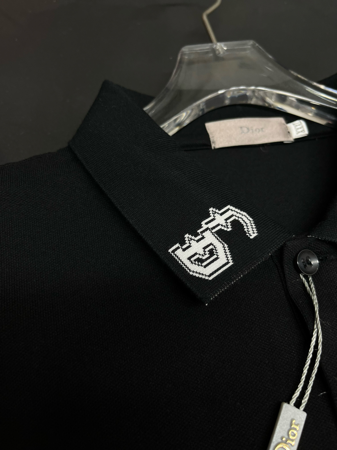 P120
  DIOR 迪奥 口袋新款Polo衫
原版面料 原版订制辅料 官方同款 
采用210克丝光珠地面料，定制 同缸染面料  手感非常舒服爽滑  版型挺阔有型 
一线品牌代工厂出品 进口百灵达刺绣机器 刺绣饱满有质感
衣领袖口罗纹采用进口纱线织造 久穿不变形
春夏最新款式  时尚又个性  超级百搭好看的一款                
男女都非常合适  人手必备款 
颜色: 黑色 白色 灰色
尺码：M-3XL
