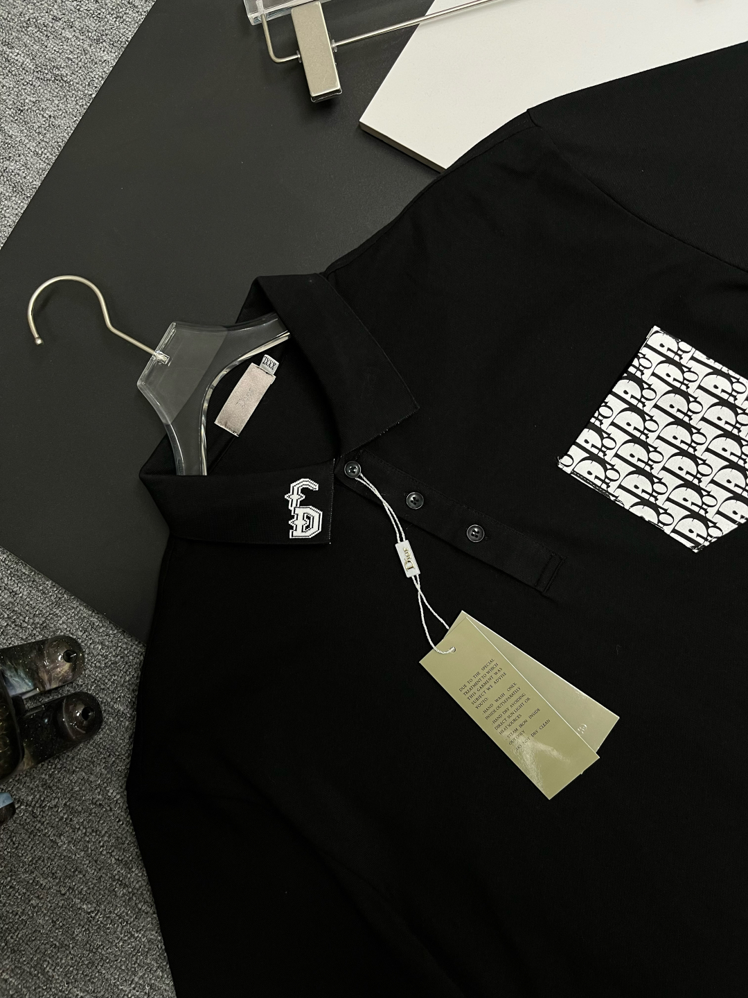 P120
  DIOR 迪奥 口袋新款Polo衫
原版面料 原版订制辅料 官方同款 
采用210克丝光珠地面料，定制 同缸染面料  手感非常舒服爽滑  版型挺阔有型 
一线品牌代工厂出品 进口百灵达刺绣机器 刺绣饱满有质感
衣领袖口罗纹采用进口纱线织造 久穿不变形
春夏最新款式  时尚又个性  超级百搭好看的一款                
男女都非常合适  人手必备款 
颜色: 黑色 白色 灰色
尺码：M-3XL