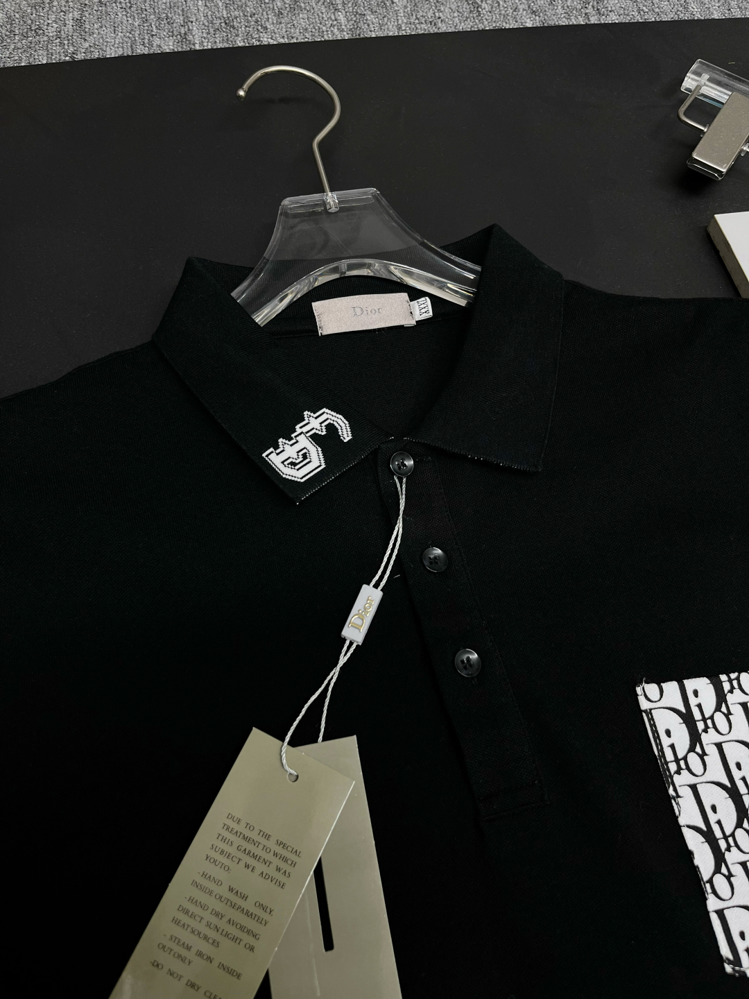 P120
  DIOR 迪奥 口袋新款Polo衫
原版面料 原版订制辅料 官方同款 
采用210克丝光珠地面料，定制 同缸染面料  手感非常舒服爽滑  版型挺阔有型 
一线品牌代工厂出品 进口百灵达刺绣机器 刺绣饱满有质感
衣领袖口罗纹采用进口纱线织造 久穿不变形
春夏最新款式  时尚又个性  超级百搭好看的一款                
男女都非常合适  人手必备款 
颜色: 黑色 白色 灰色
尺码：M-3XL