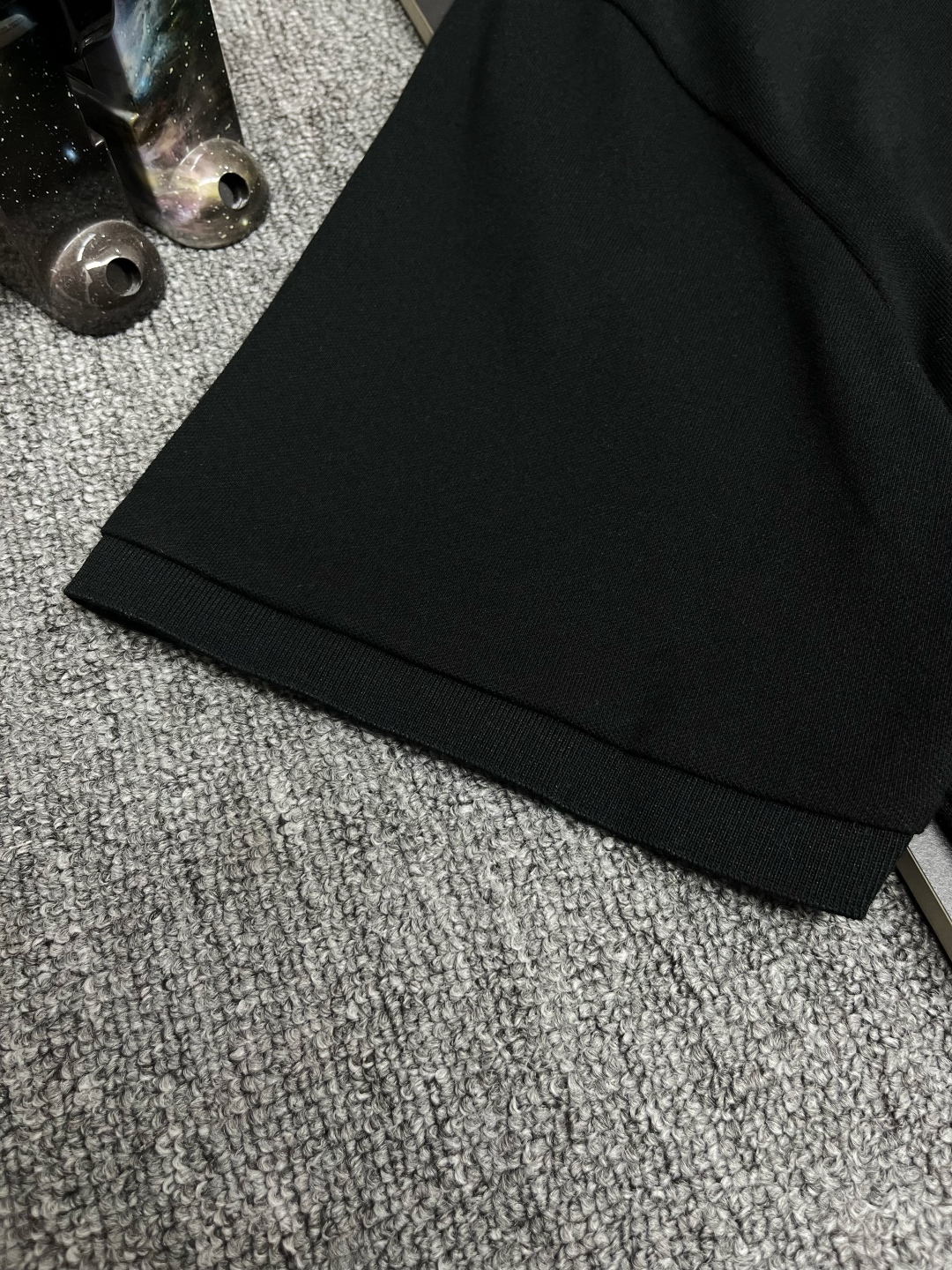 P120
  DIOR 迪奥 口袋新款Polo衫
原版面料 原版订制辅料 官方同款 
采用210克丝光珠地面料，定制 同缸染面料  手感非常舒服爽滑  版型挺阔有型 
一线品牌代工厂出品 进口百灵达刺绣机器 刺绣饱满有质感
衣领袖口罗纹采用进口纱线织造 久穿不变形
春夏最新款式  时尚又个性  超级百搭好看的一款                
男女都非常合适  人手必备款 
颜色: 黑色 白色 灰色
尺码：M-3XL