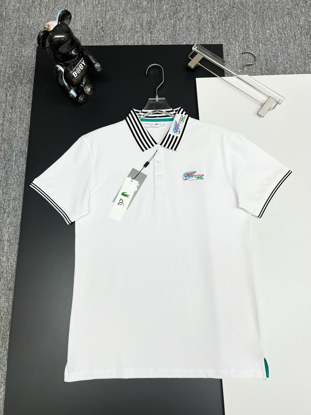 PZY \nLACOSTE 鳄鱼 刺绣新款Polo衫\n原版面料 原版订制辅料 官方同款 \n采用ZY克纯棉珠地面料，定制 同缸染面料  手感非常舒服爽滑  版型挺阔有型 \n一线品牌代工厂出品 进口百灵达刺绣机器 刺绣饱满有质感\n衣领袖口罗纹采用进口纱线织造 久穿不变形\n春夏最新款式  时尚又个性  超级百搭好看的一款                \n男女都非常合适  人手必备款 \n颜色: 黑色 白色 绿色\n尺码：M-XXXL