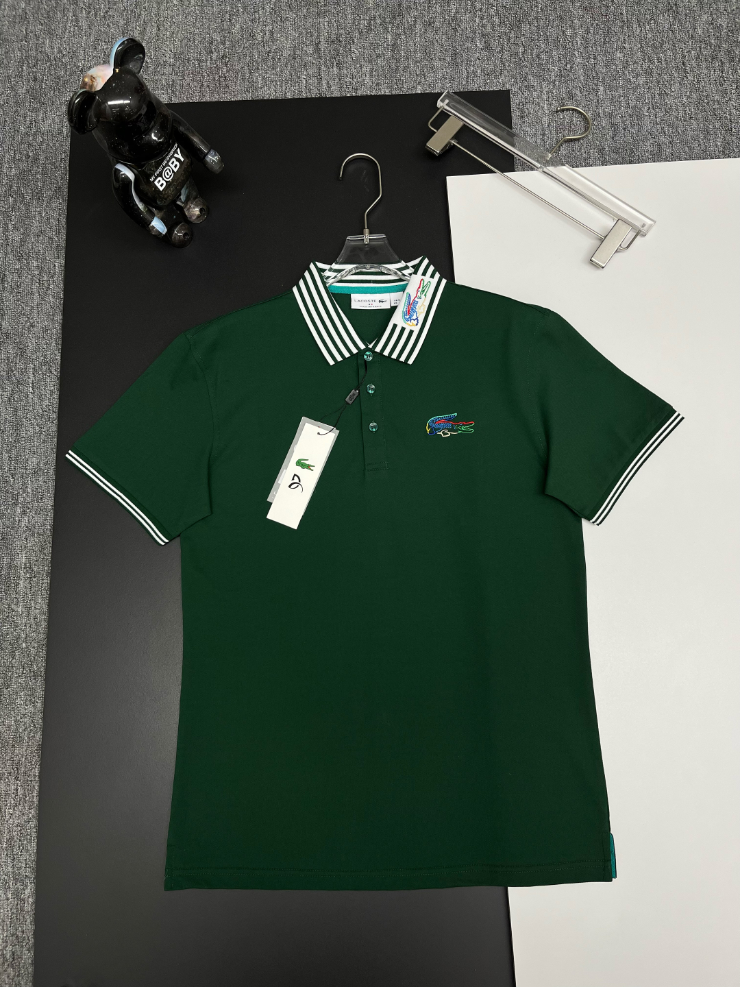 PZY \nLACOSTE 鳄鱼 刺绣新款Polo衫\n原版面料 原版订制辅料 官方同款 \n采用ZY克纯棉珠地面料，定制 同缸染面料  手感非常舒服爽滑  版型挺阔有型 \n一线品牌代工厂出品 进口百灵达刺绣机器 刺绣饱满有质感\n衣领袖口罗纹采用进口纱线织造 久穿不变形\n春夏最新款式  时尚又个性  超级百搭好看的一款                \n男女都非常合适  人手必备款 \n颜色: 黑色 白色 绿色\n尺码：M-XXXL