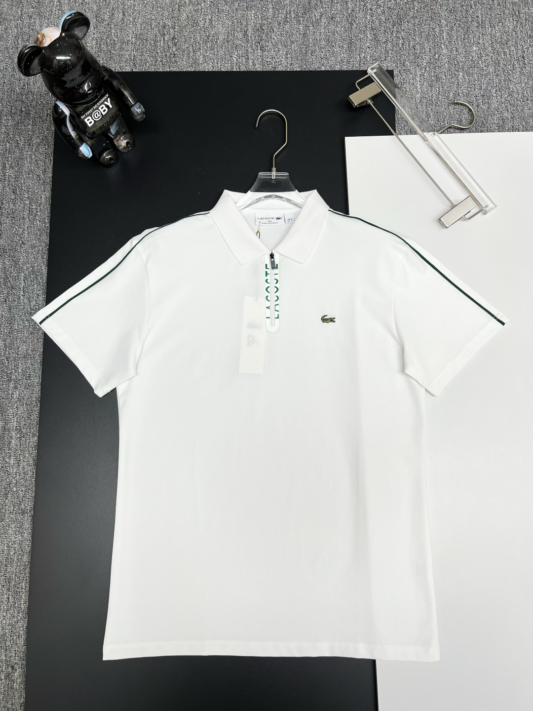 PZY \nLACOSTE 鳄鱼 刺绣新款Polo衫\n原版面料 原版订制辅料 官方同款 \n采用ZY克纯棉珠地面料，定制 同缸染面料  手感非常舒服爽滑  版型挺阔有型 \n一线品牌代工厂出品 进口百灵达刺绣机器 刺绣饱满有质感\n衣领袖口罗纹采用进口纱线织造 久穿不变形\n春夏最新款式  时尚又个性  超级百搭好看的一款                \n男女都非常合适  人手必备款 \n颜色: 黑色 白色 红色\n尺码：M-XXXL