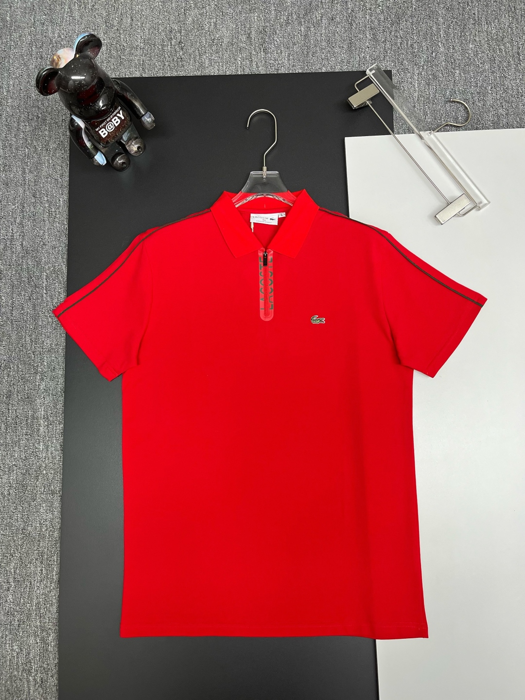 PZY \nLACOSTE 鳄鱼 刺绣新款Polo衫\n原版面料 原版订制辅料 官方同款 \n采用ZY克纯棉珠地面料，定制 同缸染面料  手感非常舒服爽滑  版型挺阔有型 \n一线品牌代工厂出品 进口百灵达刺绣机器 刺绣饱满有质感\n衣领袖口罗纹采用进口纱线织造 久穿不变形\n春夏最新款式  时尚又个性  超级百搭好看的一款                \n男女都非常合适  人手必备款 \n颜色: 黑色 白色 红色\n尺码：M-XXXL