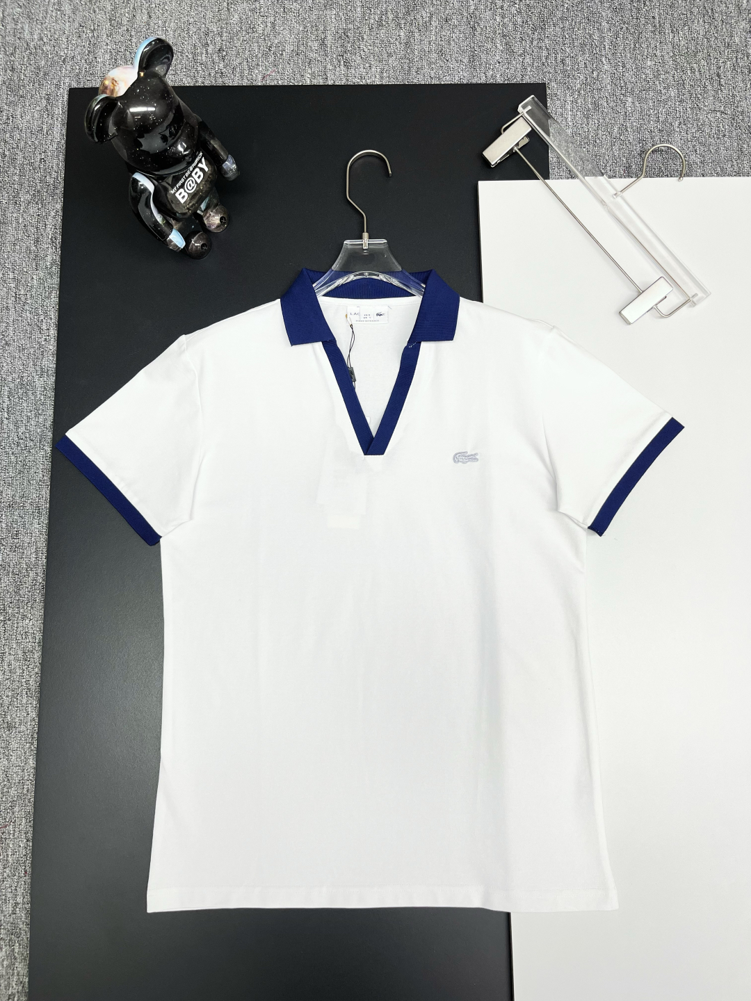 PZY \nLACOSTE 鳄鱼 刺绣新款Polo衫\n原版面料 原版订制辅料 官方同款 \n采用ZY克纯棉珠地面料，定制 同缸染面料  手感非常舒服爽滑  版型挺阔有型 \n一线品牌代工厂出品 进口百灵达刺绣机器 刺绣饱满有质感\n衣领袖口罗纹采用进口纱线织造 久穿不变形\n春夏最新款式  时尚又个性  超级百搭好看的一款                \n男女都非常合适  人手必备款 \n颜色: 黑色 白色 绿色\n尺码：M-XXXL