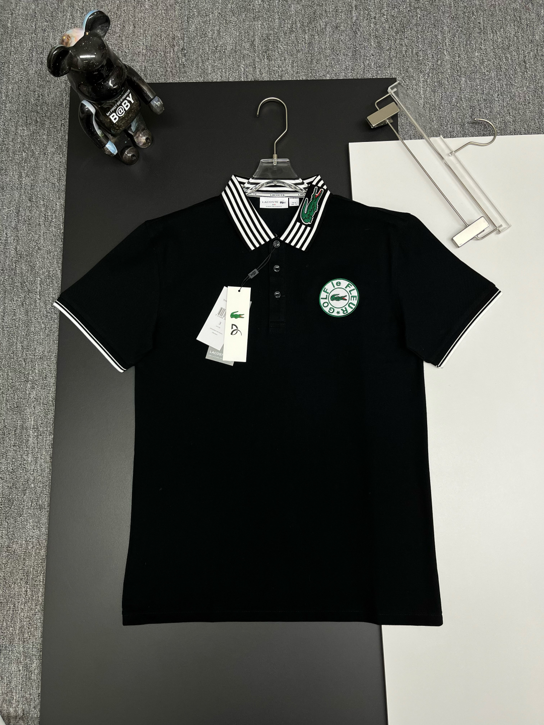 PZY \nLACOSTE 鳄鱼 刺绣新款Polo衫\n原版面料 原版订制辅料 官方同款 \n采用ZY克纯棉珠地面料，定制 同缸染面料  手感非常舒服爽滑  版型挺阔有型 \n一线品牌代工厂出品 进口百灵达刺绣机器 刺绣饱满有质感\n衣领袖口罗纹采用进口纱线织造 久穿不变形\n春夏最新款式  时尚又个性  超级百搭好看的一款                \n男女都非常合适  人手必备款 \n颜色: 黑色 白色 绿色\n尺码：M-XXXL