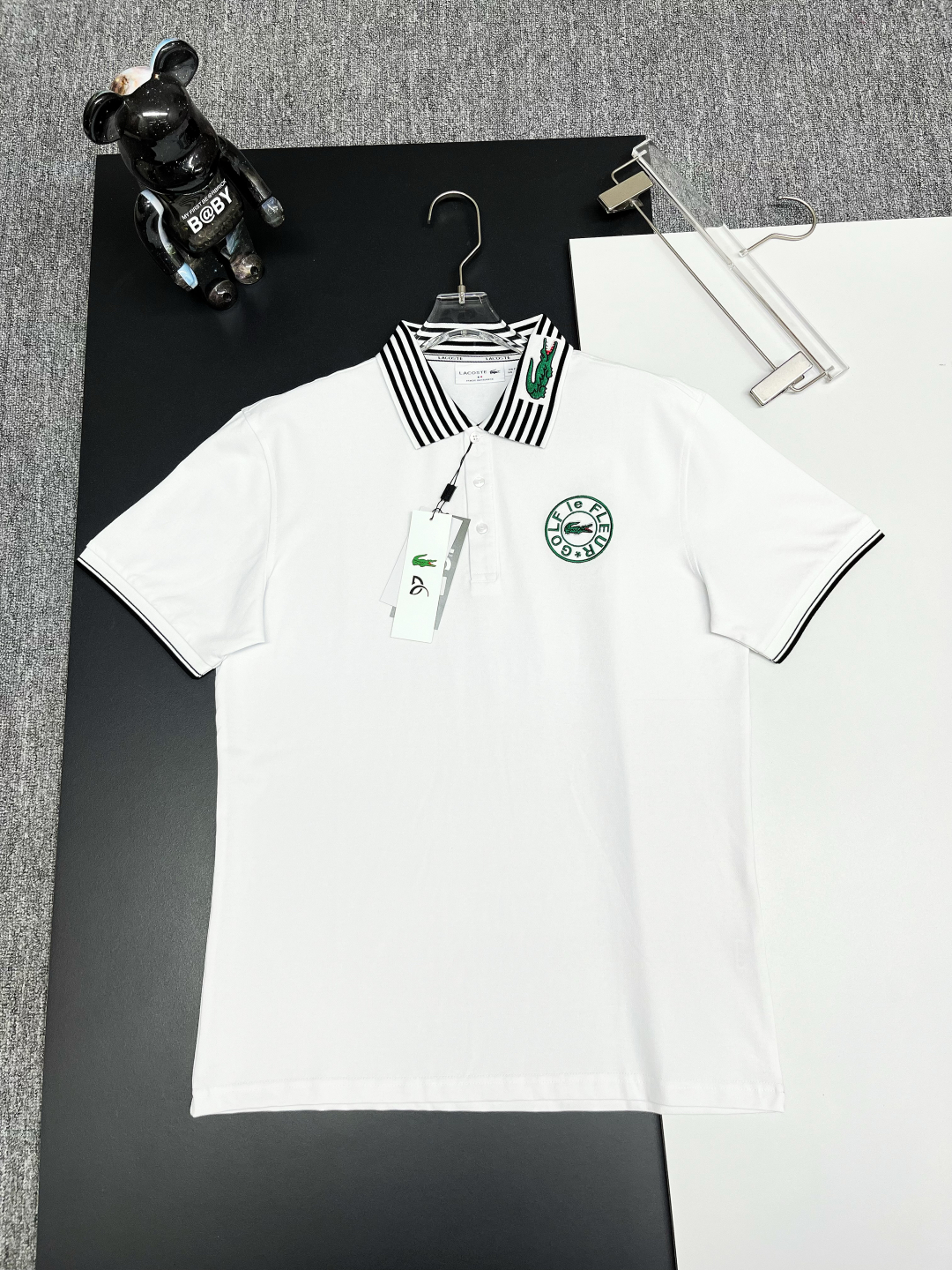 PZY \nLACOSTE 鳄鱼 刺绣新款Polo衫\n原版面料 原版订制辅料 官方同款 \n采用ZY克纯棉珠地面料，定制 同缸染面料  手感非常舒服爽滑  版型挺阔有型 \n一线品牌代工厂出品 进口百灵达刺绣机器 刺绣饱满有质感\n衣领袖口罗纹采用进口纱线织造 久穿不变形\n春夏最新款式  时尚又个性  超级百搭好看的一款                \n男女都非常合适  人手必备款 \n颜色: 黑色 白色 绿色\n尺码：M-XXXL