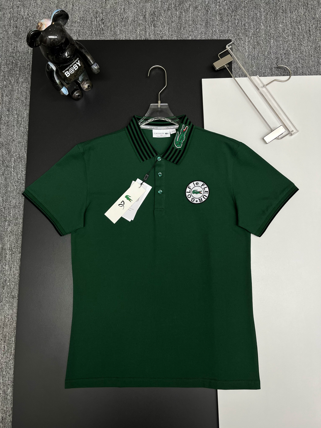 PZY \nLACOSTE 鳄鱼 刺绣新款Polo衫\n原版面料 原版订制辅料 官方同款 \n采用ZY克纯棉珠地面料，定制 同缸染面料  手感非常舒服爽滑  版型挺阔有型 \n一线品牌代工厂出品 进口百灵达刺绣机器 刺绣饱满有质感\n衣领袖口罗纹采用进口纱线织造 久穿不变形\n春夏最新款式  时尚又个性  超级百搭好看的一款                \n男女都非常合适  人手必备款 \n颜色: 黑色 白色 绿色\n尺码：M-XXXL