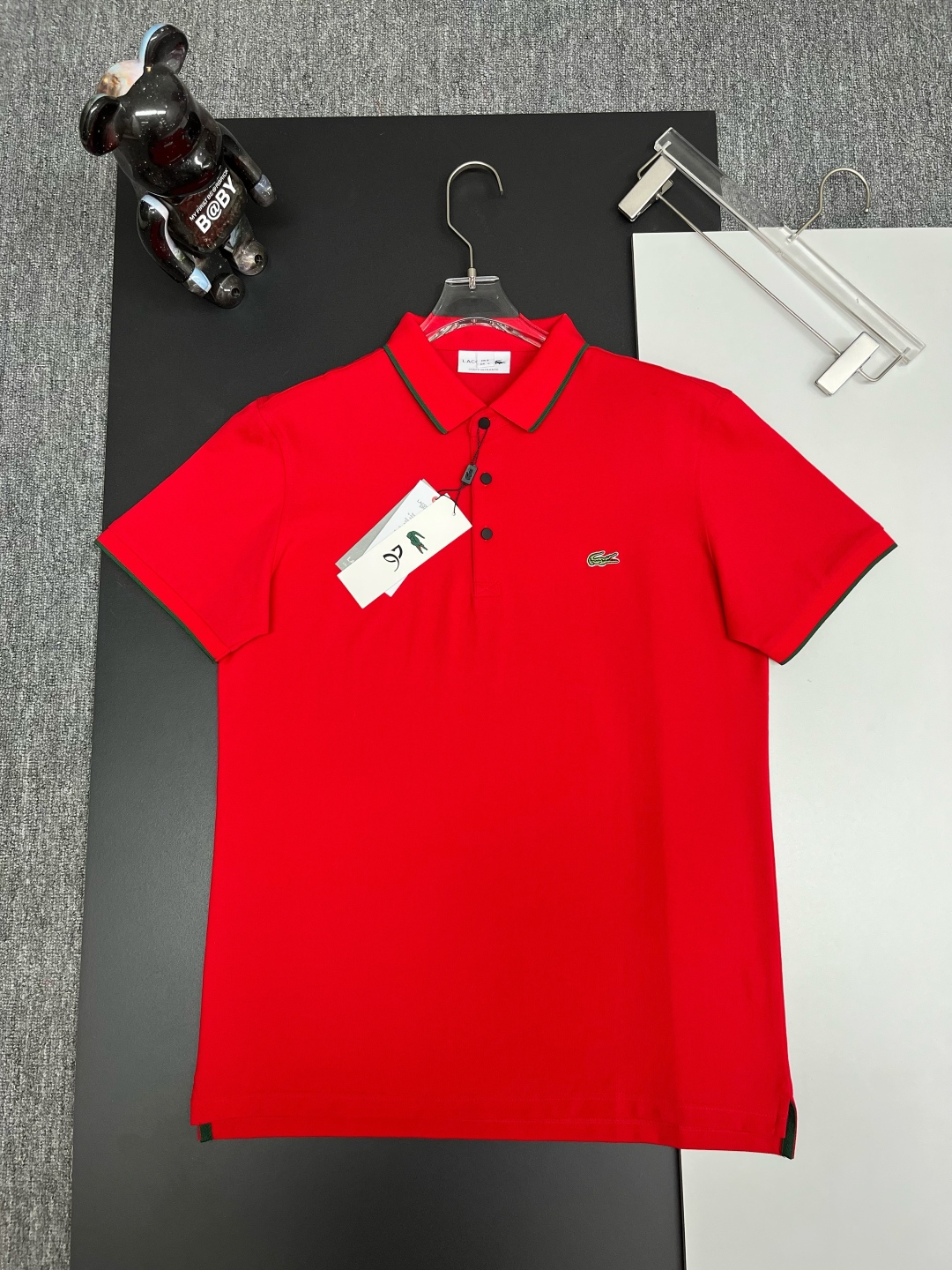 PZY \nLACOSTE 鳄鱼 刺绣新款Polo衫\n原版面料 原版订制辅料 官方同款 \n采用ZY克纯棉珠地面料，定制 同缸染面料  手感非常舒服爽滑  版型挺阔有型 \n一线品牌代工厂出品 进口百灵达刺绣机器 刺绣饱满有质感\n衣领袖口罗纹采用进口纱线织造 久穿不变形\n春夏最新款式  时尚又个性  超级百搭好看的一款                \n男女都非常合适  人手必备款 \n颜色: 黑色 白色 绿色 红色 蓝色\n尺码：M-XXXL