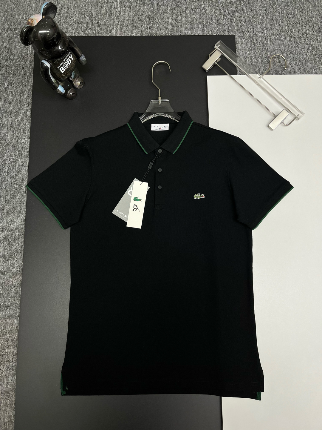 PZY \nLACOSTE 鳄鱼 刺绣新款Polo衫\n原版面料 原版订制辅料 官方同款 \n采用ZY克纯棉珠地面料，定制 同缸染面料  手感非常舒服爽滑  版型挺阔有型 \n一线品牌代工厂出品 进口百灵达刺绣机器 刺绣饱满有质感\n衣领袖口罗纹采用进口纱线织造 久穿不变形\n春夏最新款式  时尚又个性  超级百搭好看的一款                \n男女都非常合适  人手必备款 \n颜色: 黑色 白色 绿色 红色 蓝色\n尺码：M-XXXL