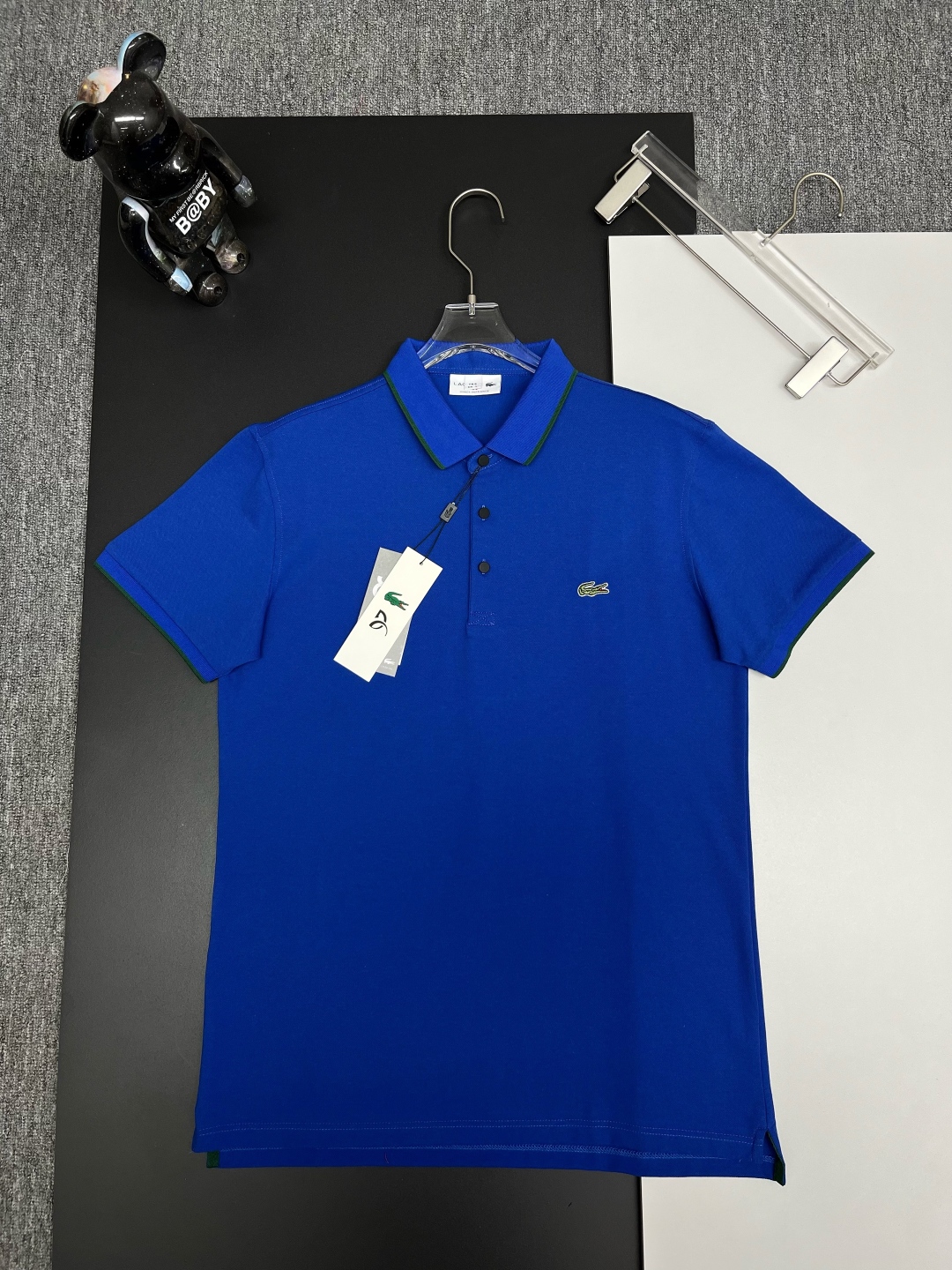 PZY \nLACOSTE 鳄鱼 刺绣新款Polo衫\n原版面料 原版订制辅料 官方同款 \n采用ZY克纯棉珠地面料，定制 同缸染面料  手感非常舒服爽滑  版型挺阔有型 \n一线品牌代工厂出品 进口百灵达刺绣机器 刺绣饱满有质感\n衣领袖口罗纹采用进口纱线织造 久穿不变形\n春夏最新款式  时尚又个性  超级百搭好看的一款                \n男女都非常合适  人手必备款 \n颜色: 黑色 白色 绿色 红色 蓝色\n尺码：M-XXXL