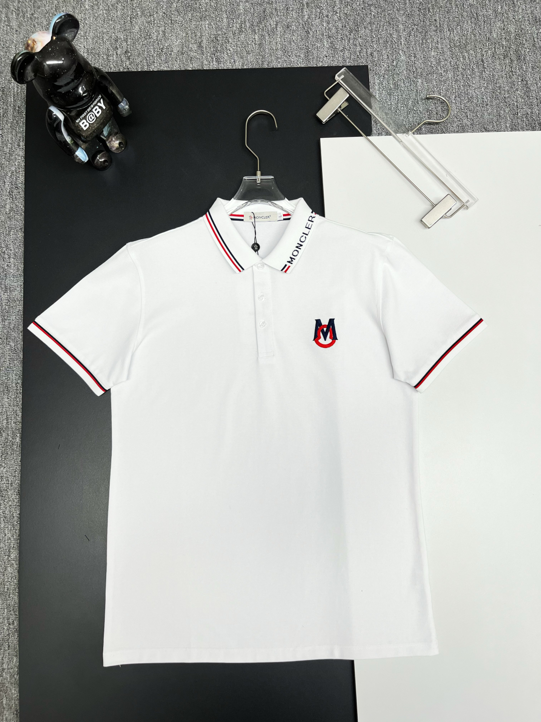 PZY\n  MONCLER  蒙口 字母LOGO刺绣新款Polo衫\n原版面料 官方同款 \n采用ZY克丝光珠地棉，定制 同缸染面料  手感非常舒服爽滑  版型挺阔有型 \n一线品牌代工厂出品 进口百灵达刺绣机器 刺绣饱满有质感\n衣领袖口罗纹采用进口纱线织造 久穿不变形\n春夏最新款式  时尚又个性  超级百搭好看的一款                \n男女都非常合适  人手必备款 \n颜色: 宝蓝 白色 红色\n尺码：M-XXXL