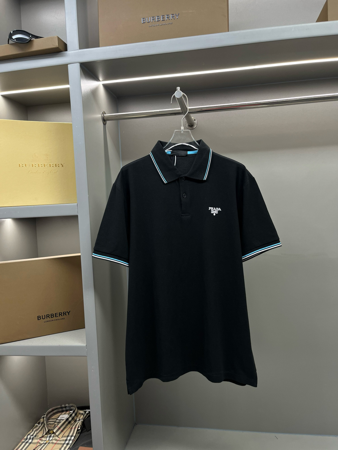 PRADA nueva Polo con bordado de letras, tejido original, estilo oficial. Utiliza tejido de algodón piqué de 210g person…