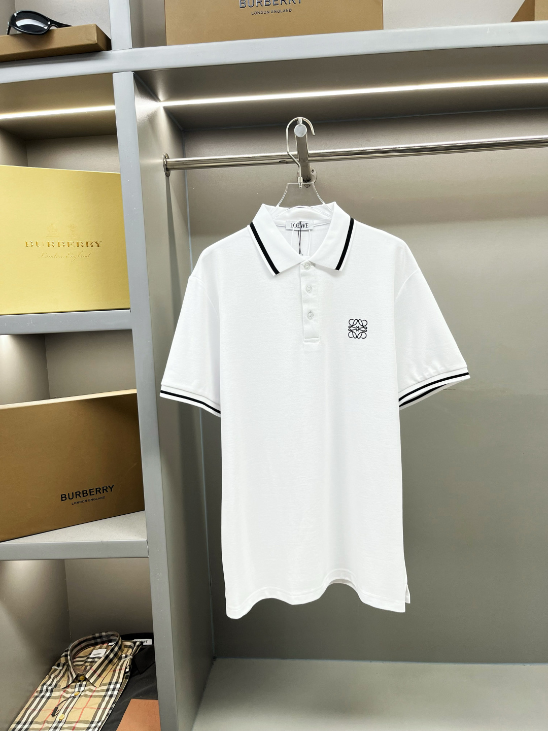 🅿️110 LOEWE 罗意威 刺绣新款Polo衫 原版面料 官方同款 采用210克纯棉珠地面料，定制 同缸染面料 手感非常舒服爽滑 版型挺阔有型 一线品牌代工厂出品 进口百灵达刺绣机器 刺绣饱满有质感 衣领袖口罗纹采用进口纱线织造 久…