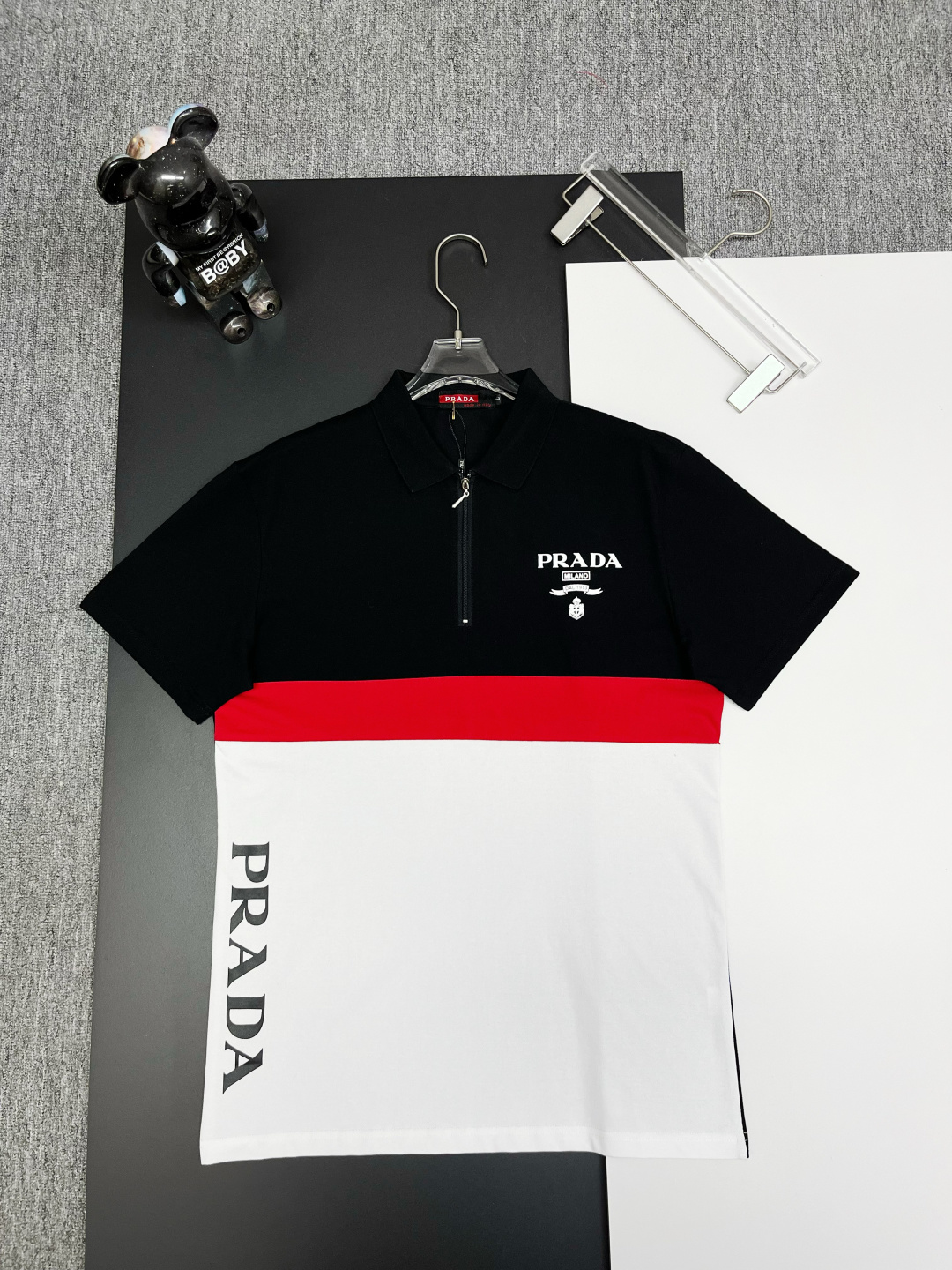 PRADA nueva Polo con estampado de letras, tejido original, estilo oficial. Utiliza tejido de algodón piqué de 210g pers…
