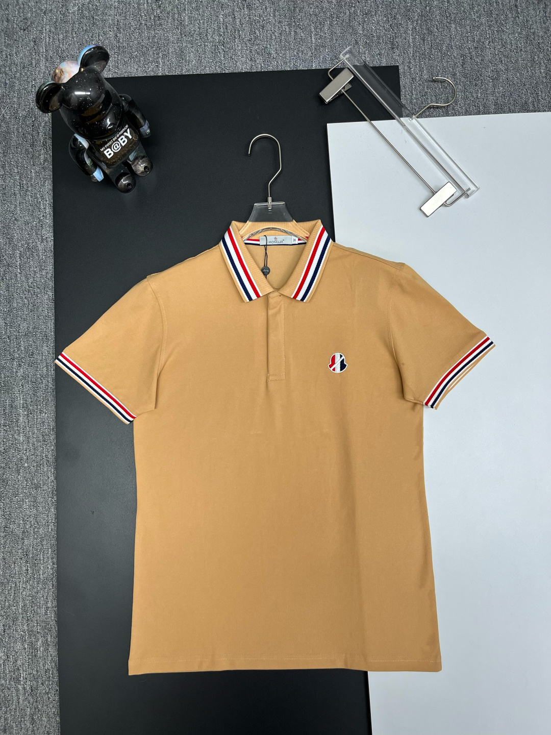 MONCLER 蒙口 字母LOGO刺绣新款Polo衫 原版面料 官方同款 采用210克丝光珠地棉，定制 同缸染面料 手感非常舒服爽滑 版型挺阔有型 一线品牌代工厂出品 进口百灵达刺绣机器 刺绣饱满有质感 衣领袖口罗纹采用进口纱线织造 久穿…