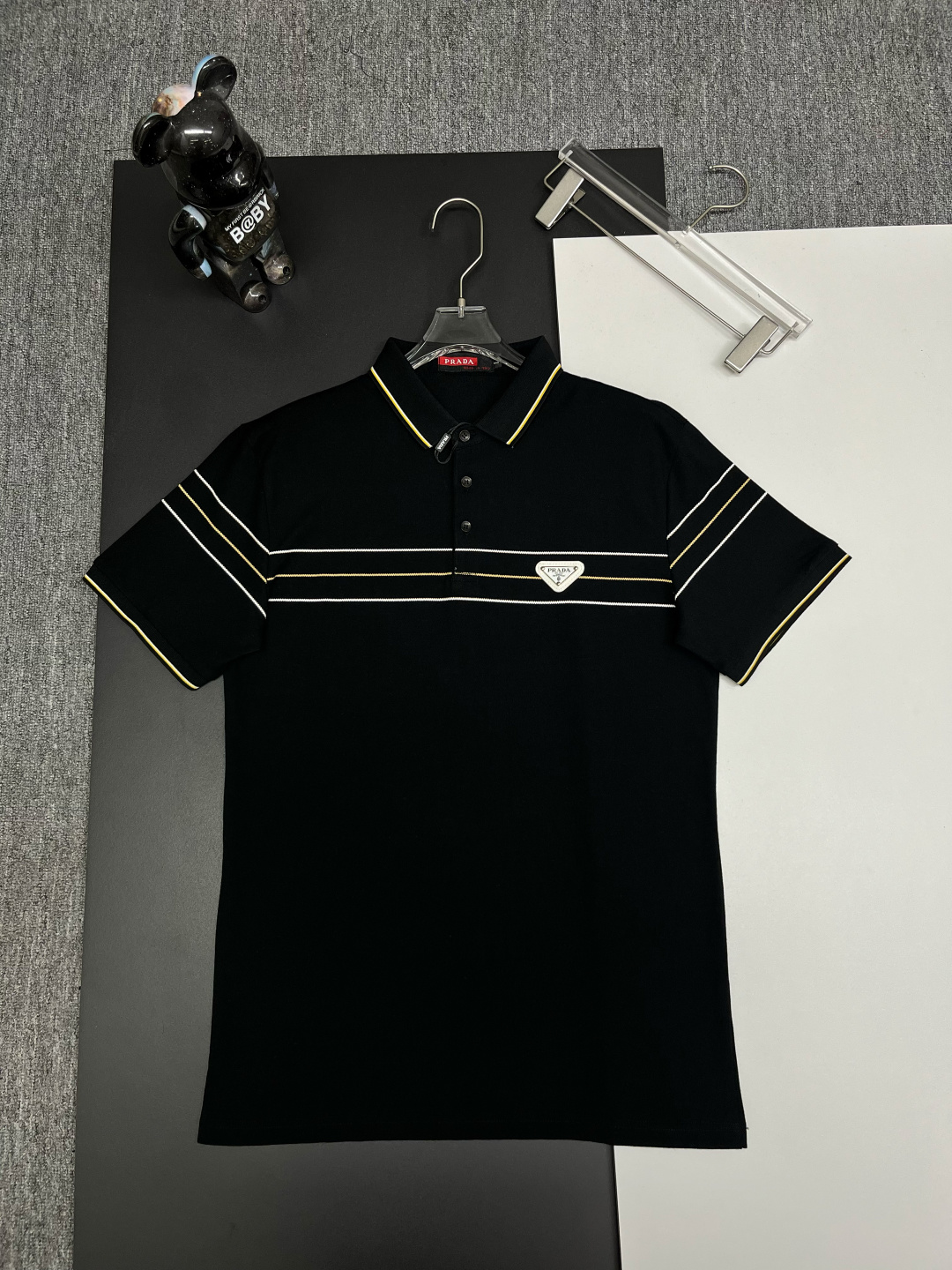 PRADA New Polo con estampado de rayas y logo triangular. Tejido original. Oficial mismo estilo. Confeccionado en tejido…