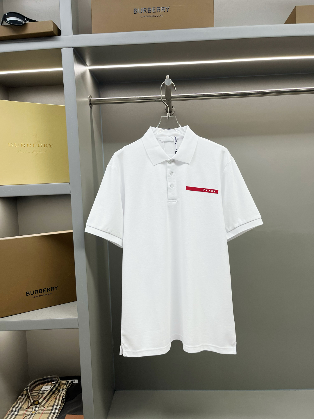 Elegante Polo Prada de Algodón Premium con Logo Texturizado para Hombre y Mujer