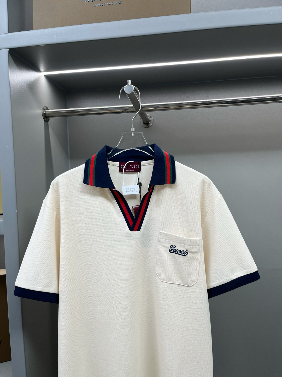 Elegante Polo Gucci con Bordado en Bolsillo y Ribete a Contraste para Hombre 3 cmp i1746485506077 3176 0 1