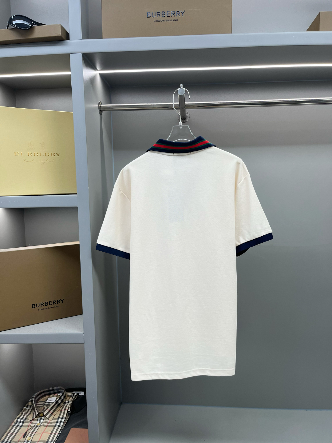 Elegante Polo Gucci con Bordado en Bolsillo y Ribete a Contraste para Hombre 9 cmp i1746485506117 1050 0 7