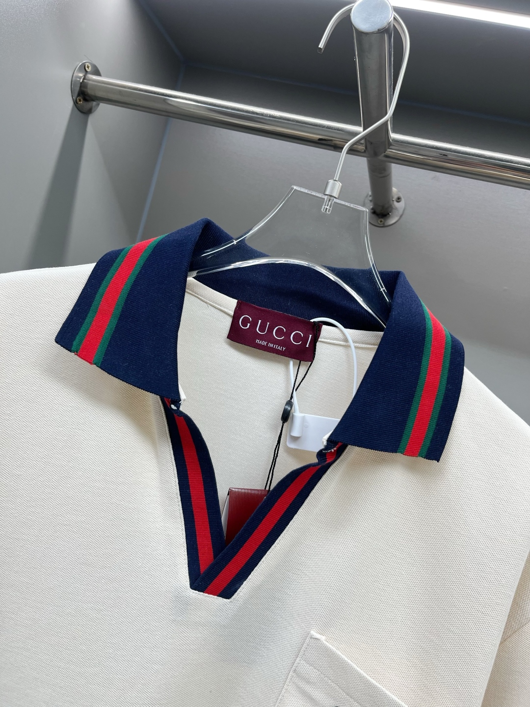 Elegante Polo Gucci con Bordado en Bolsillo y Ribete a Contraste para Hombre 5 cmp i1746485506449 1971 0 3