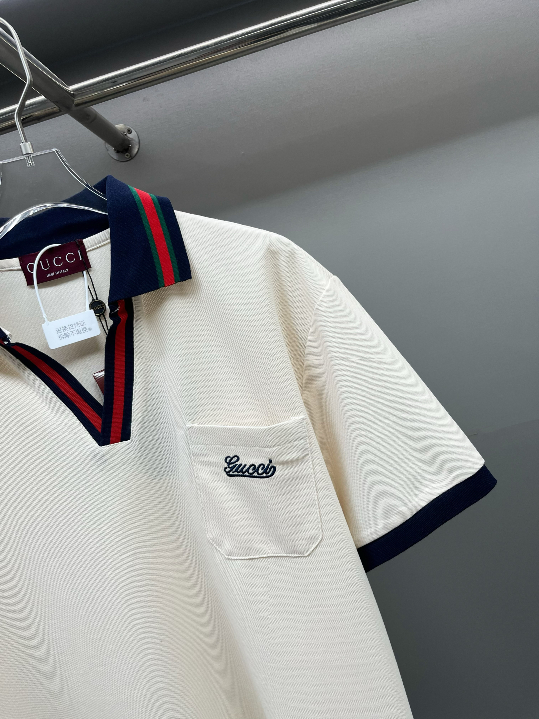Elegante Polo Gucci con Bordado en Bolsillo y Ribete a Contraste para Hombre 4 cmp i1746485510790 8917 0 2